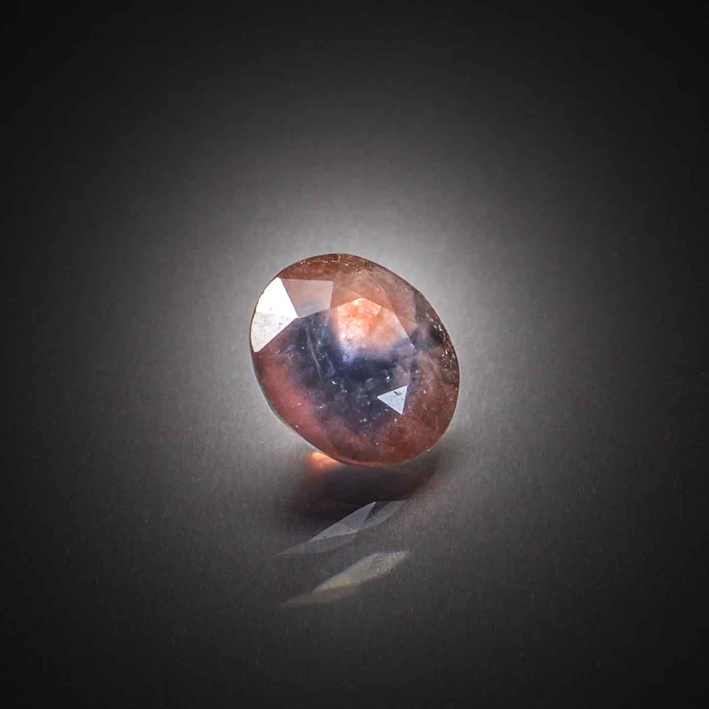 Rubis ovale sur papier. - Lazuli