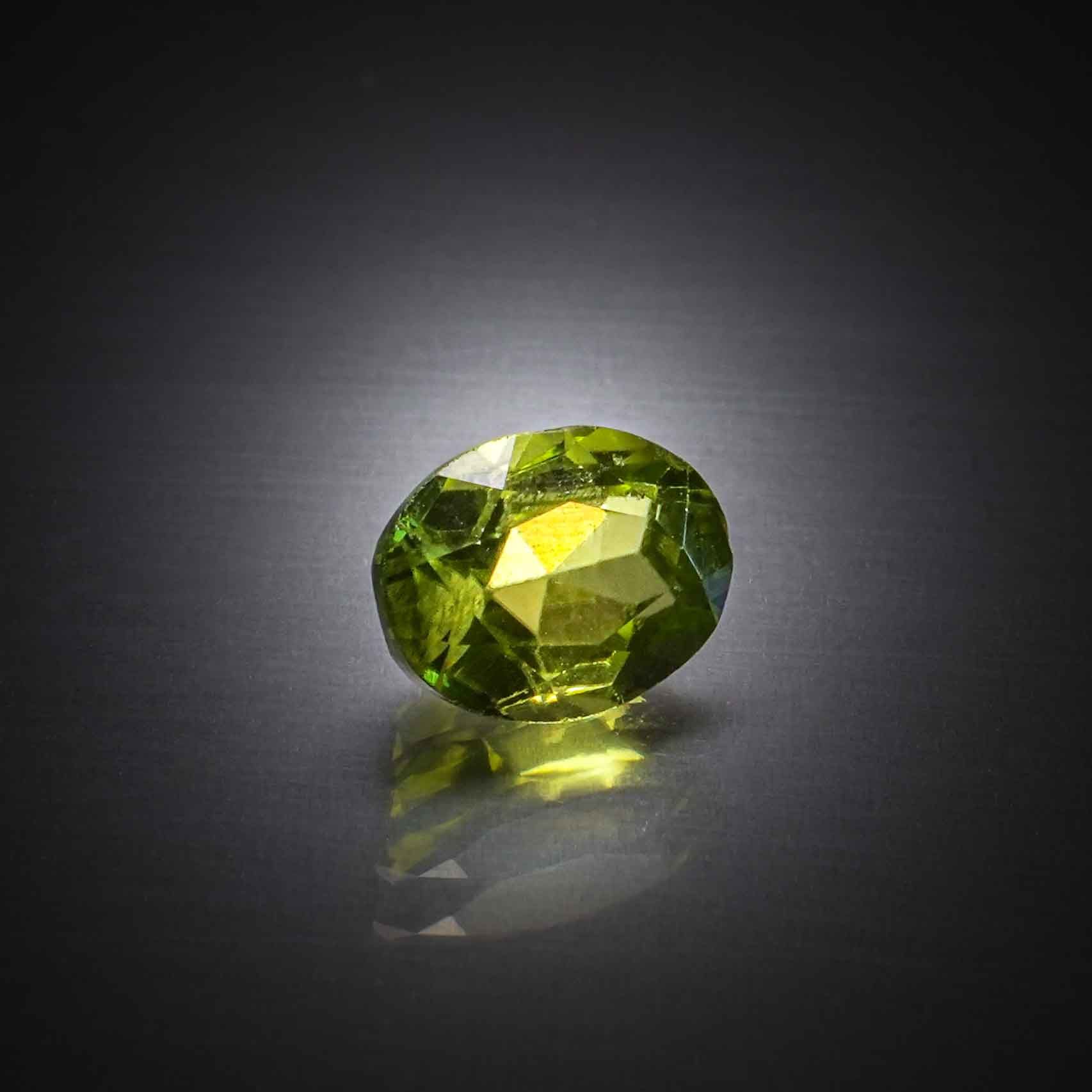 Fluorite verte ovale sur papier. - Lazuli