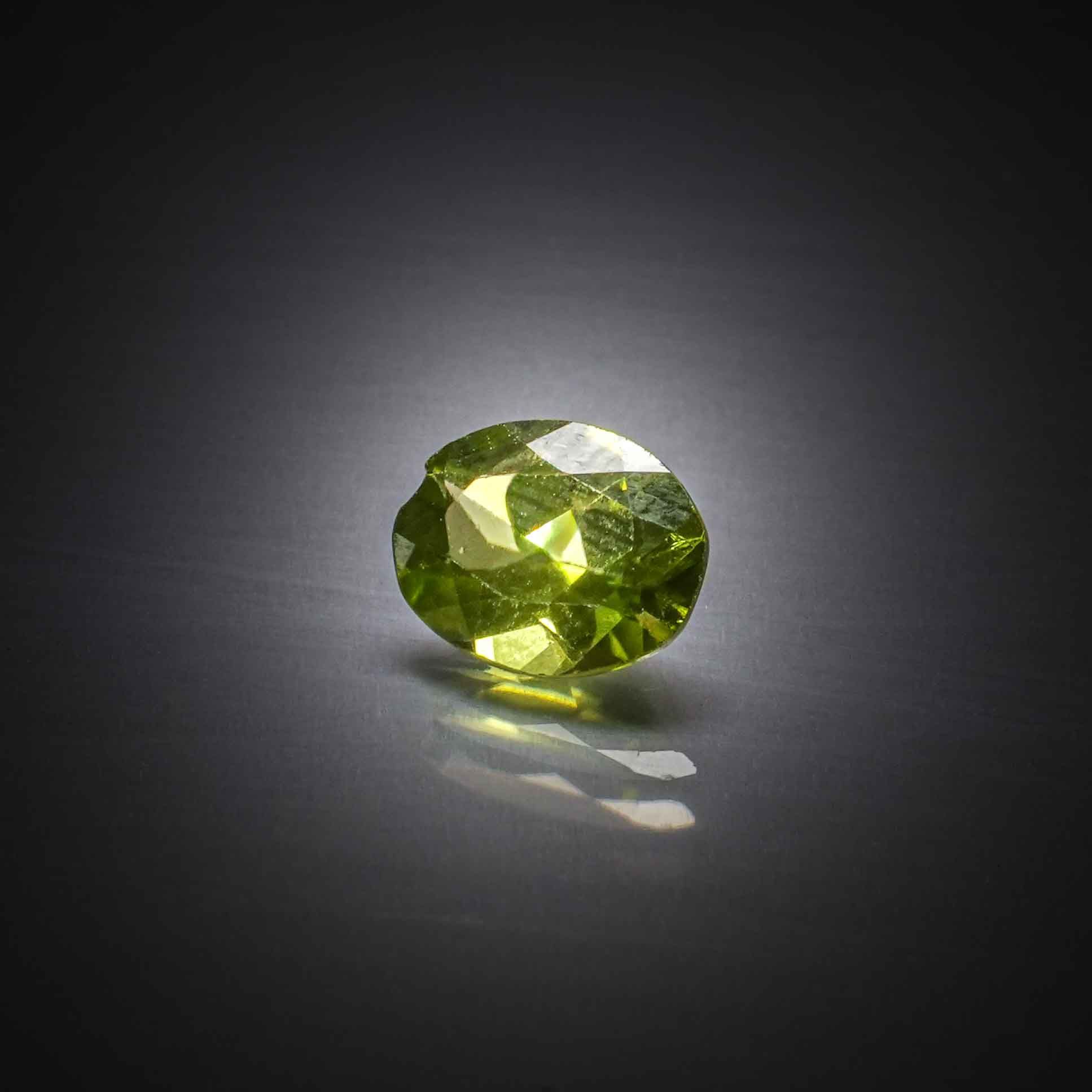 Grenat orange hessonite ovale sur papier. - Lazuli