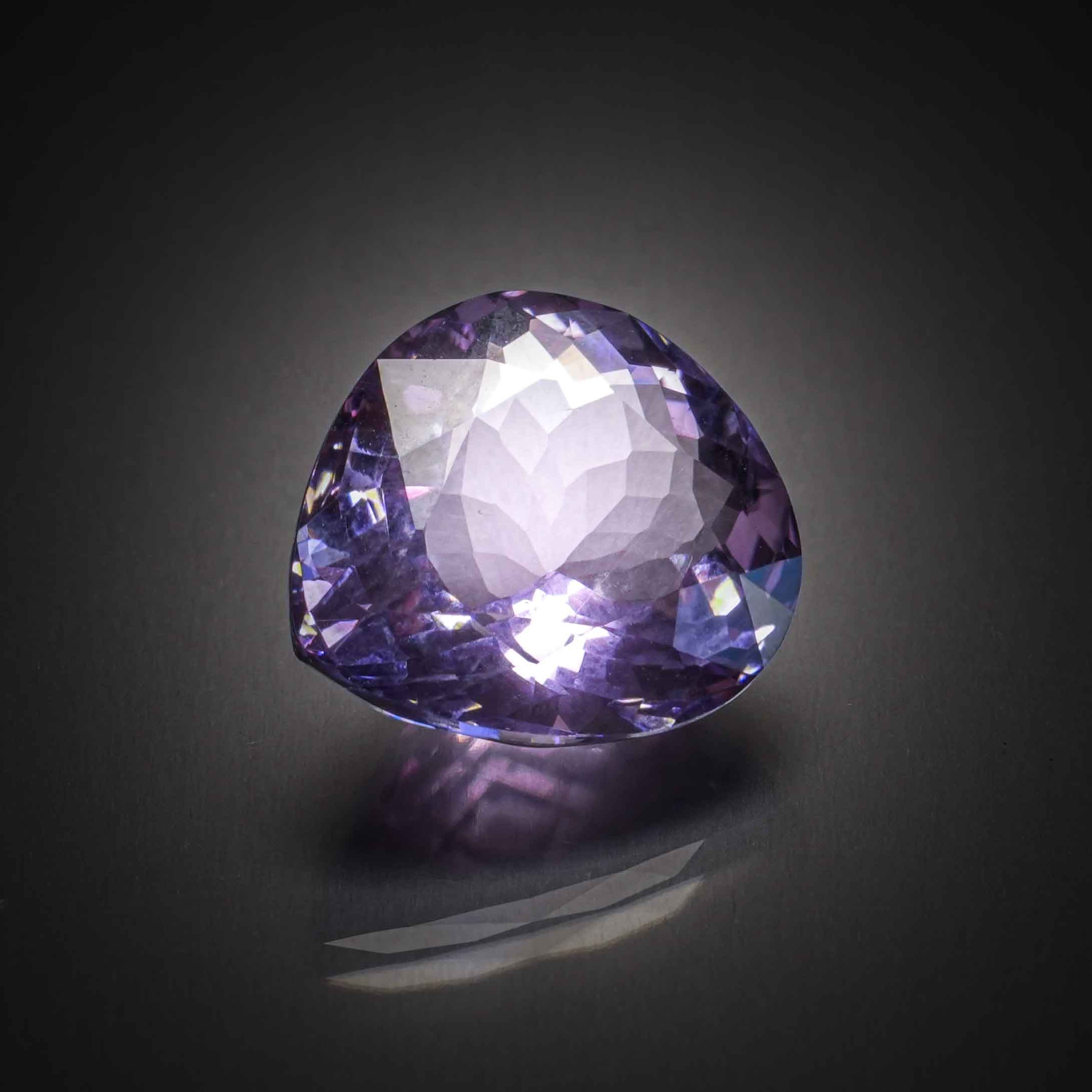 Zircon bleu ovale sur papier. - Lazuli