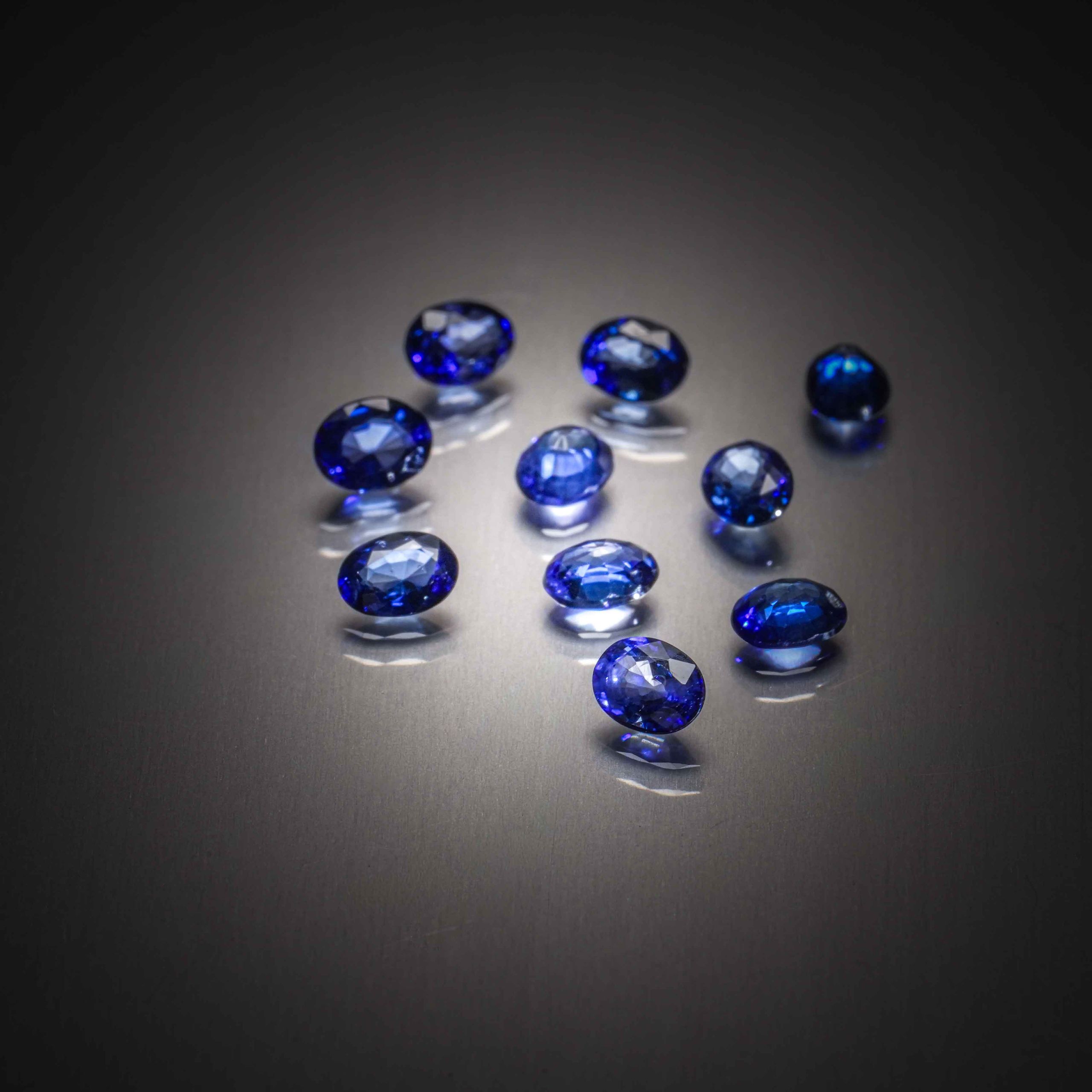 Diamant bleu rond sur papier. - Lazuli