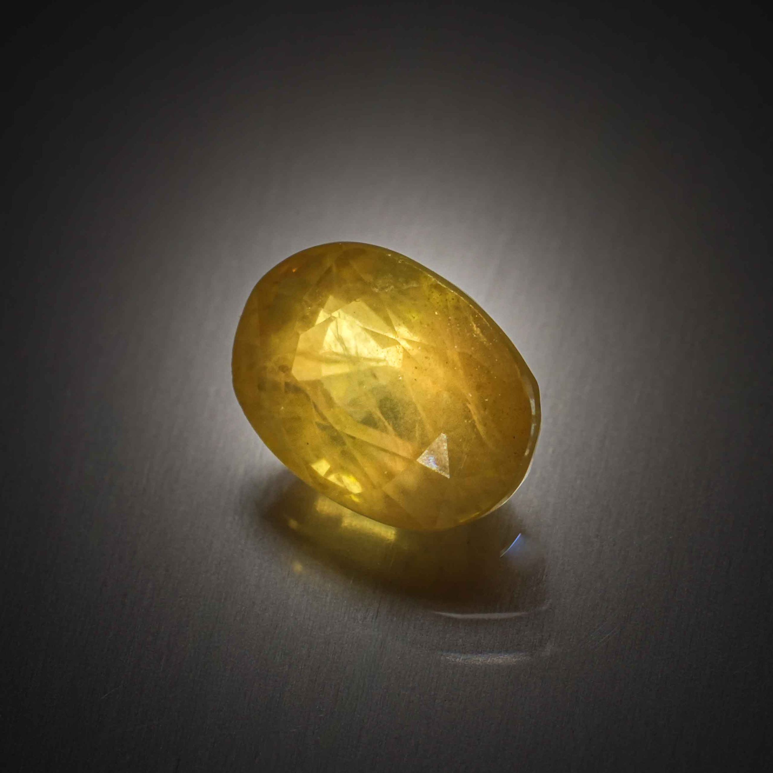 Rubis ovale sur papier. - Lazuli