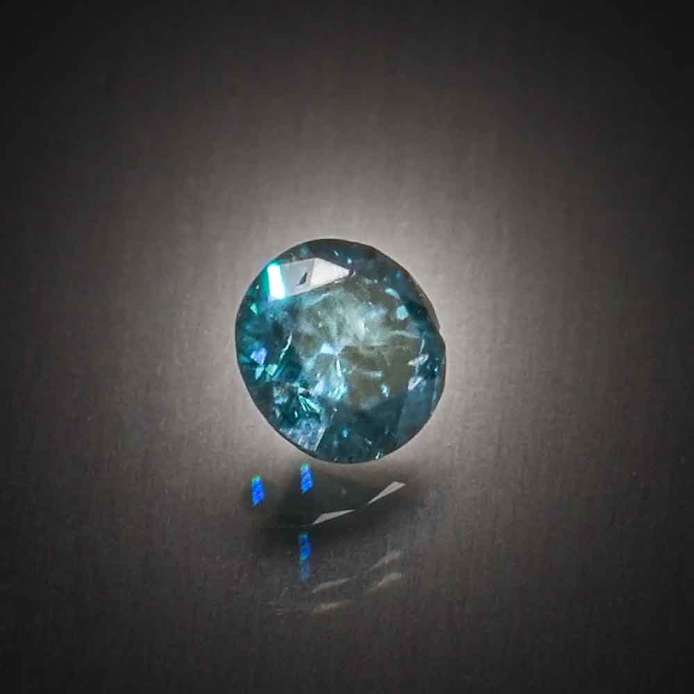 Diamant bleu rond sur papier. - Lazuli