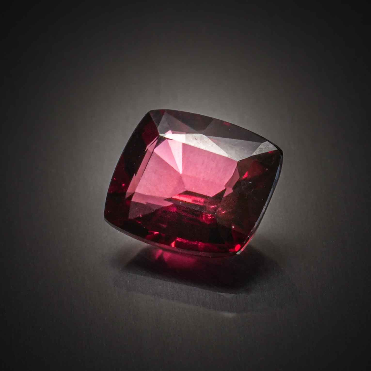 Rubis ovale sur papier. - Lazuli
