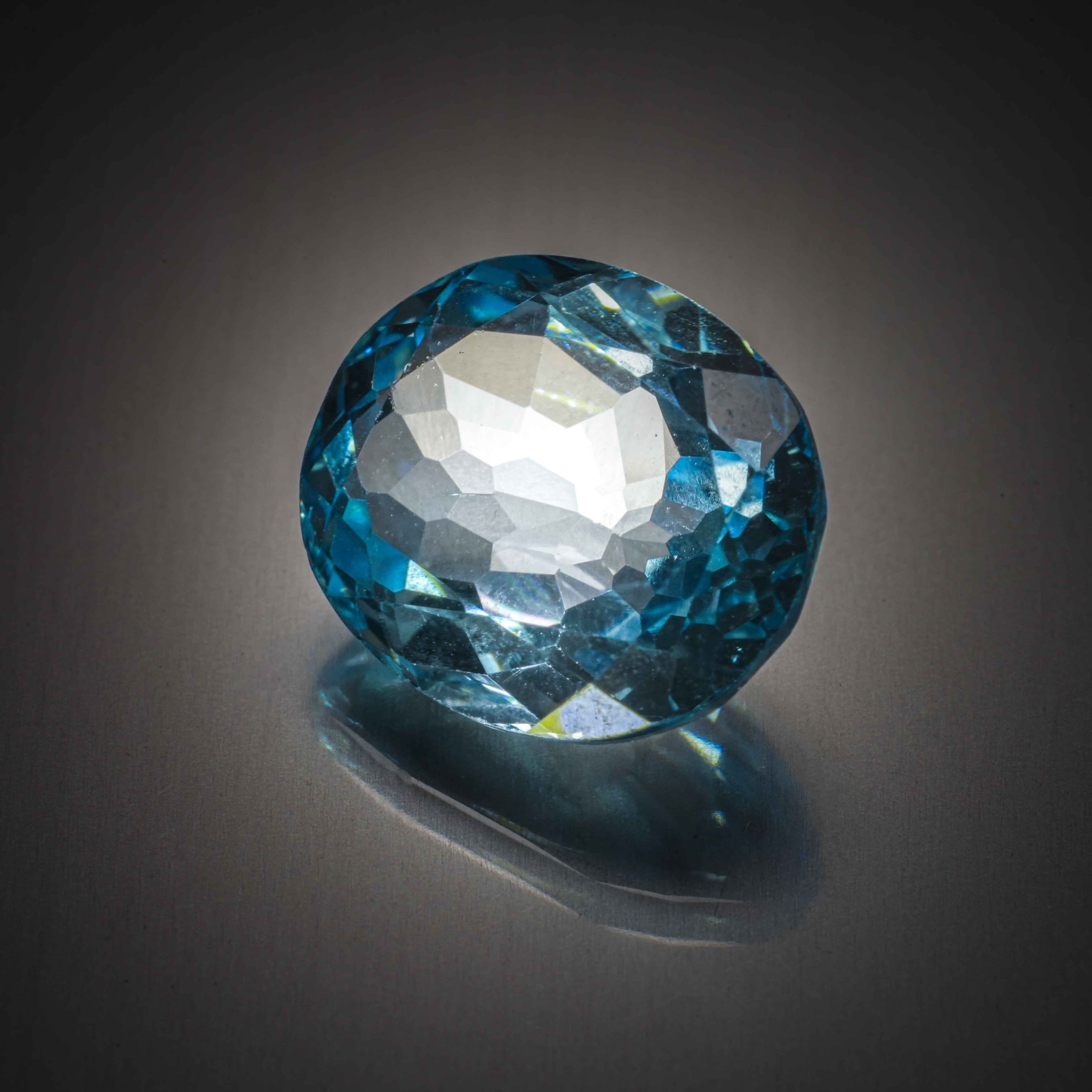 Grenat orange spessartite ovale cabochon sur papier. - Lazuli