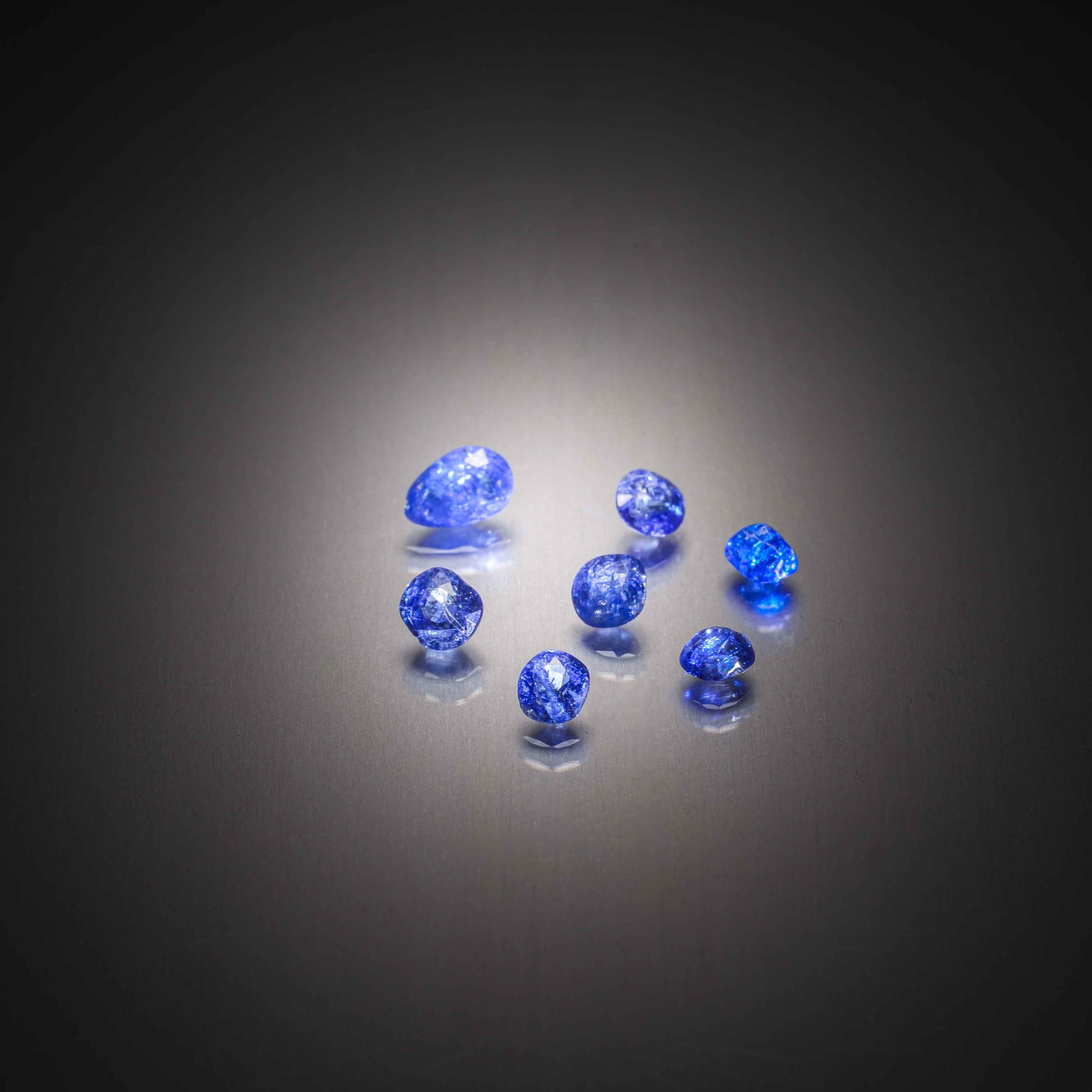 Spinelle violet ovale sur papier. - Lazuli