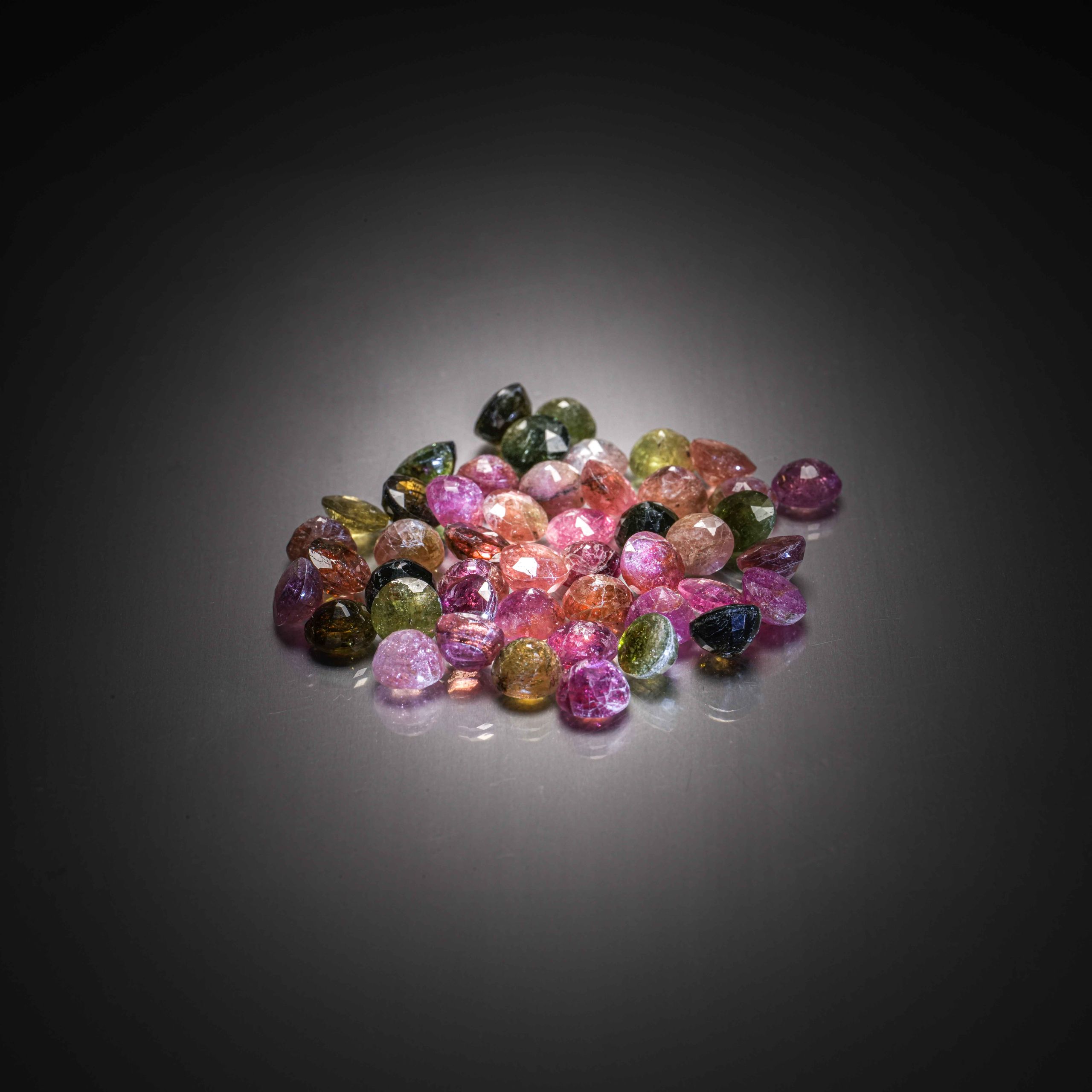 Lot de tourmalines rondes sur papier. - Lazuli
