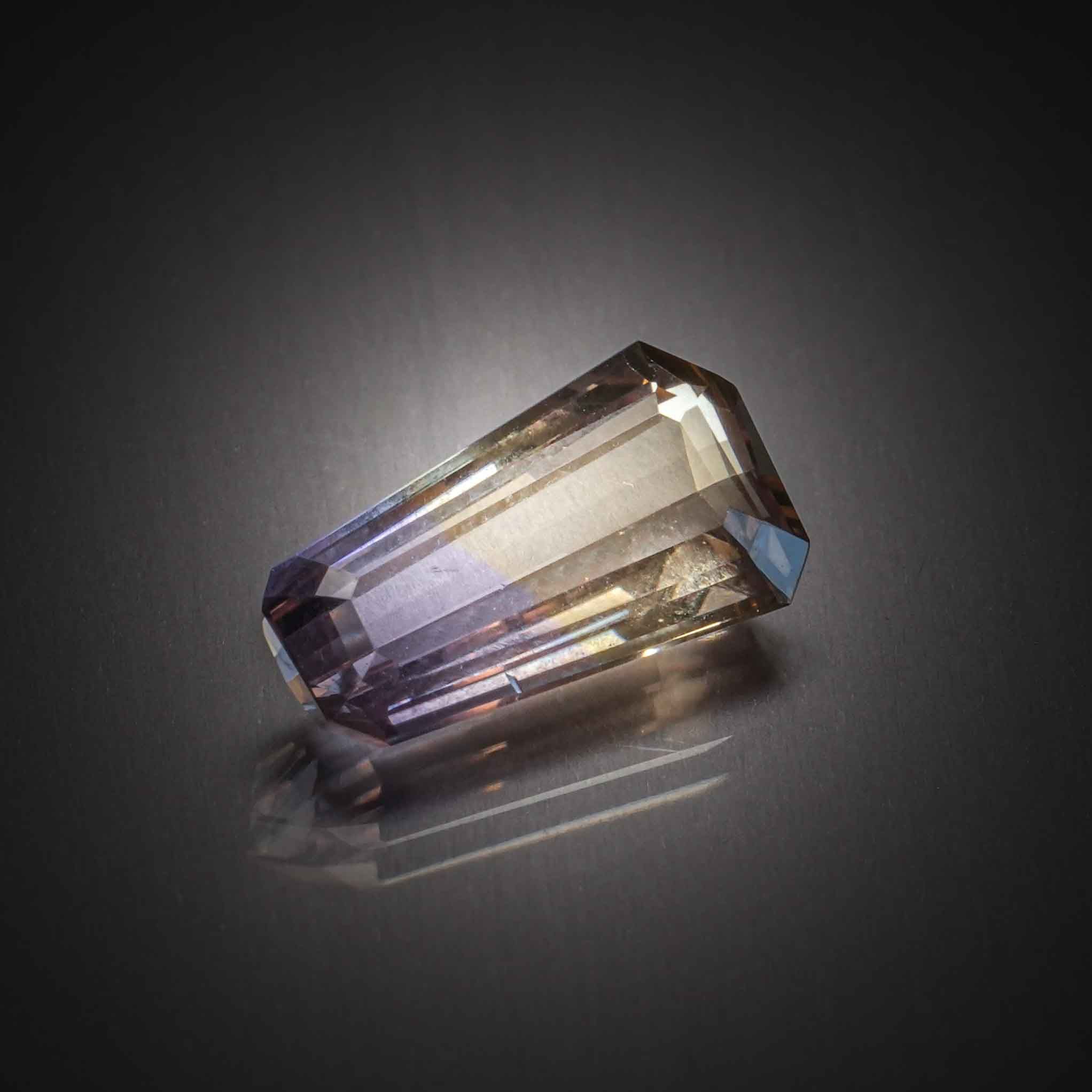 Citrine poire sur papier. - Lazuli