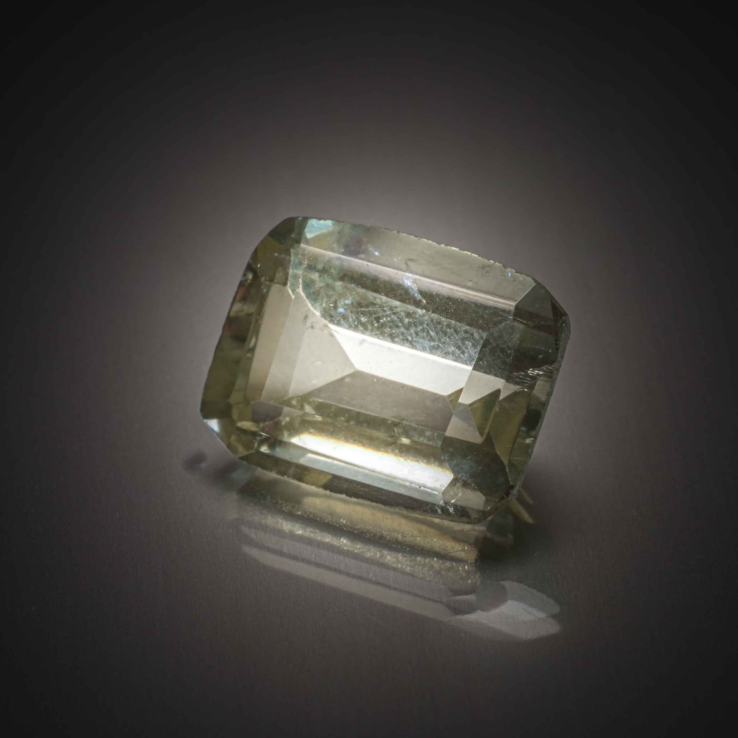 Prehnite ovale cabochon sur papier. - Lazuli