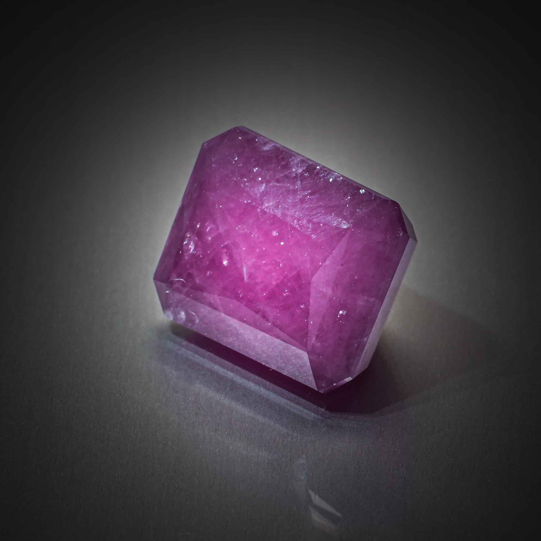 Rubis rectangulaire à pans vifs sur papier. - Lazuli