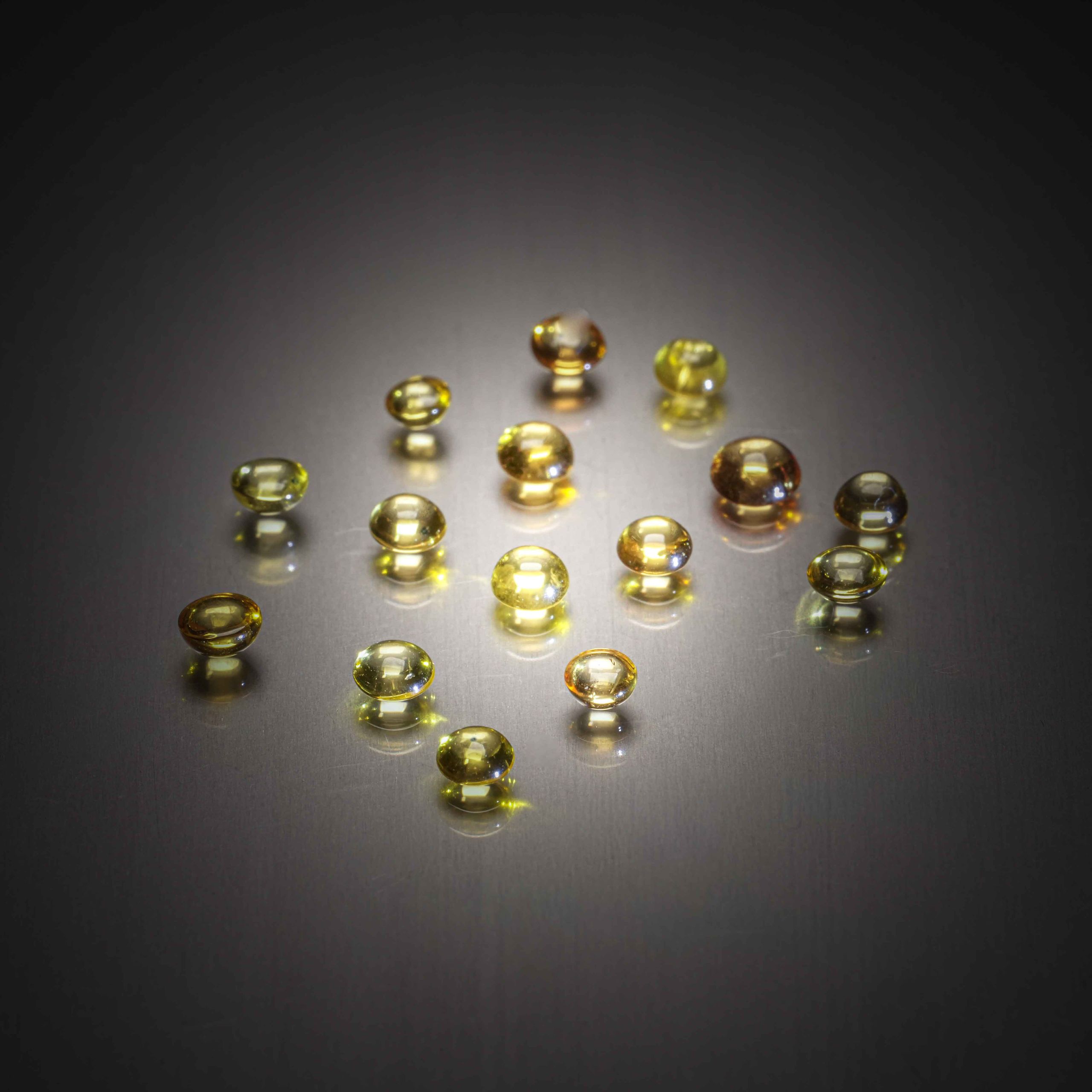 Lot de quinze saphirs jaunes ronds cabochons sur papier. - Lazuli