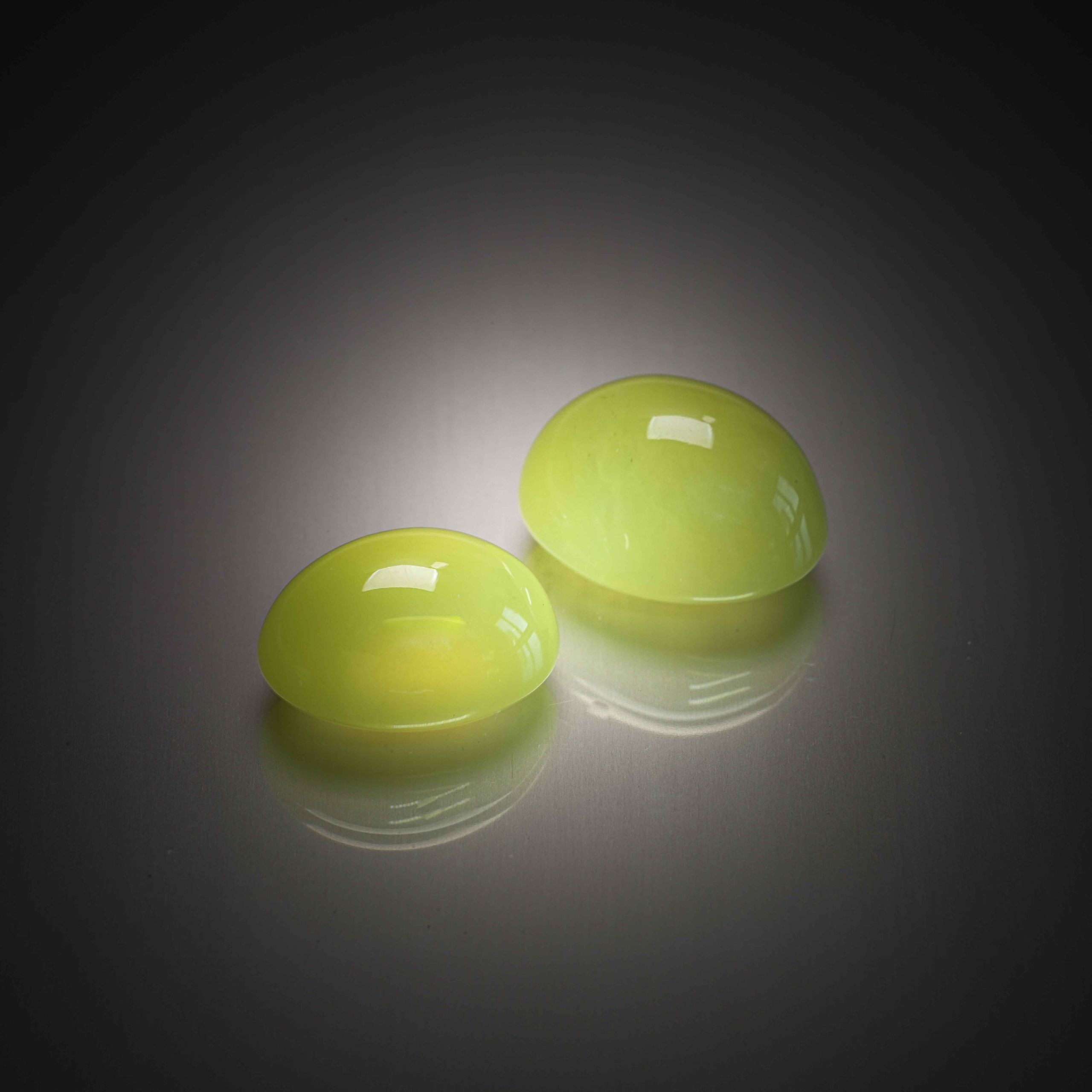 Lot de deux préhnites vertes/jaunes ovales cabochons sur papier. - Lazuli