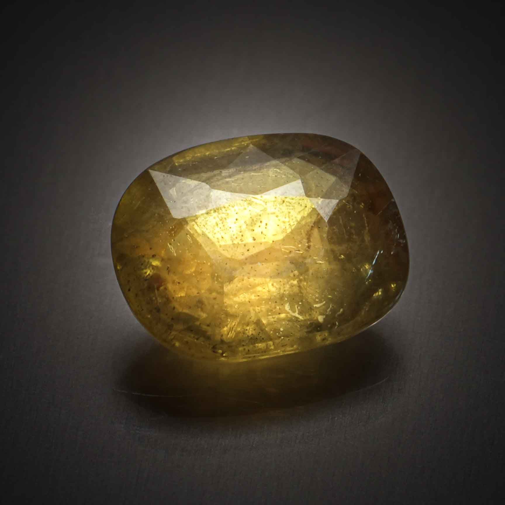 Saphir jaune coussin sur papier. - Lazuli