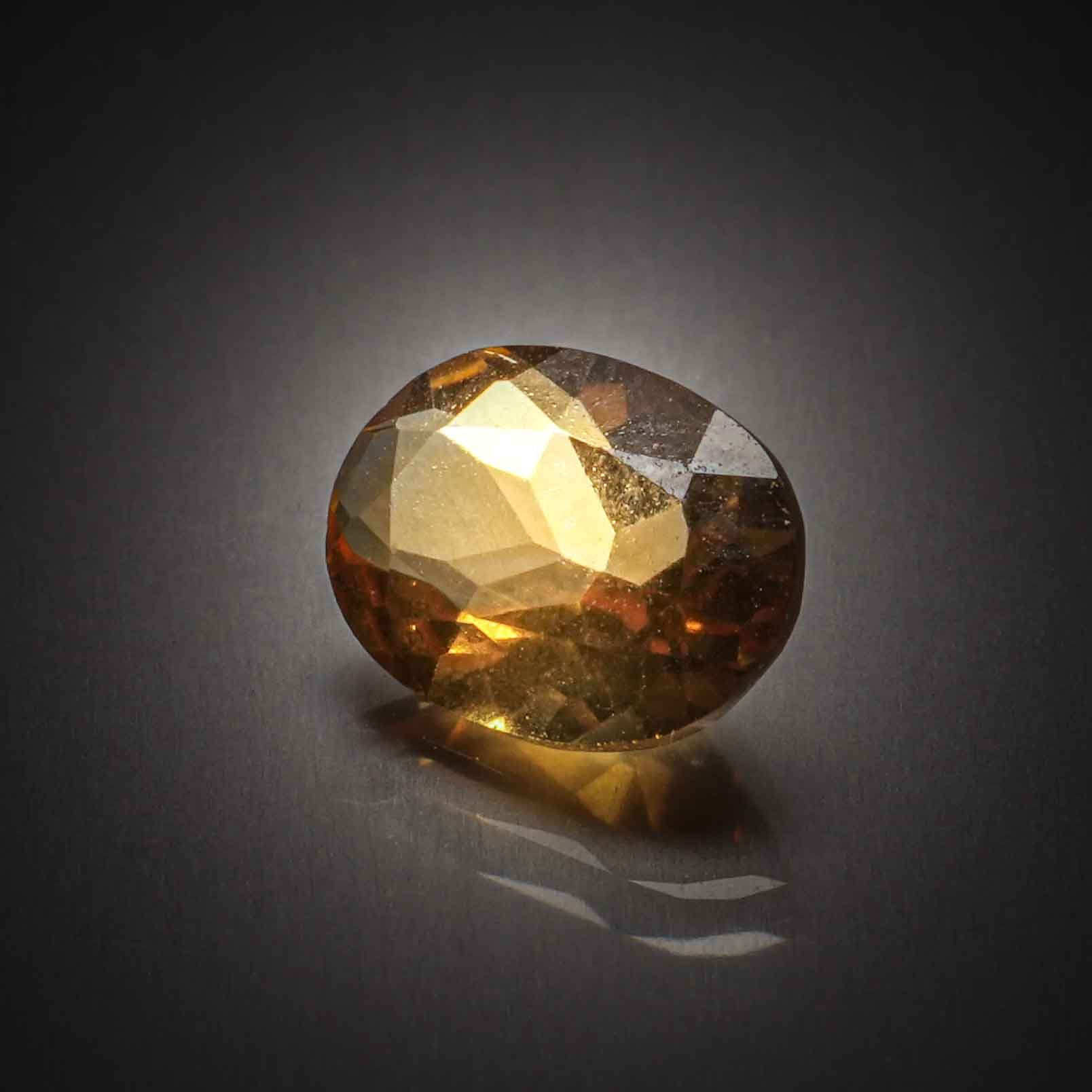 Citrine ovale sur papier. - Lazuli