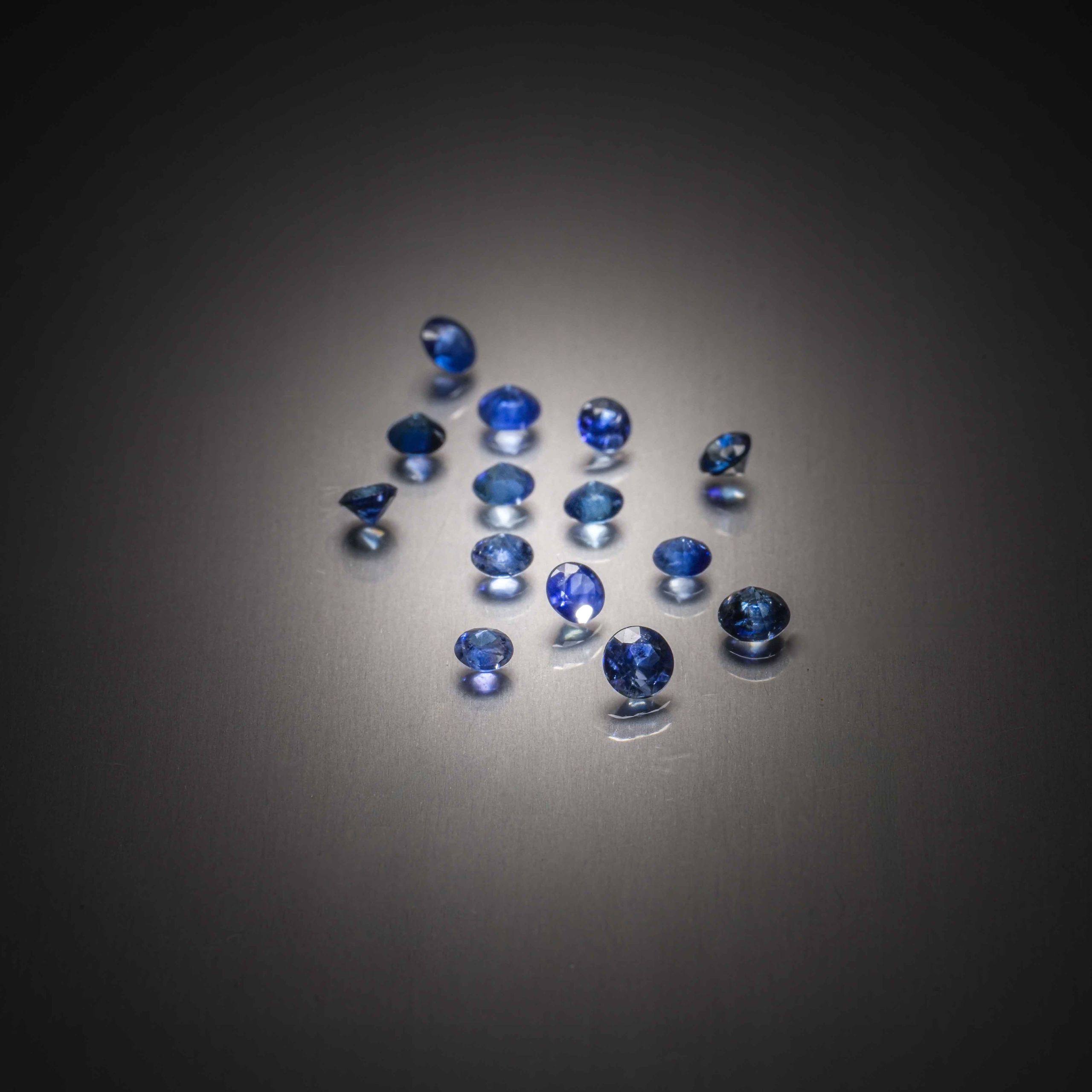 Lot de quatorze saphirs ronds sur papier. - Lazuli