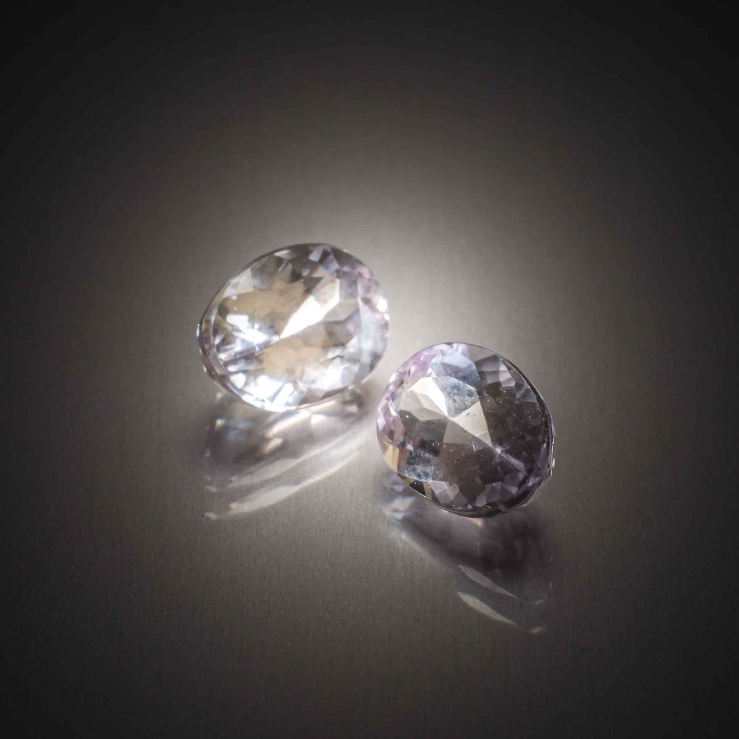 Diamant bleu rond sur papier. - Lazuli
