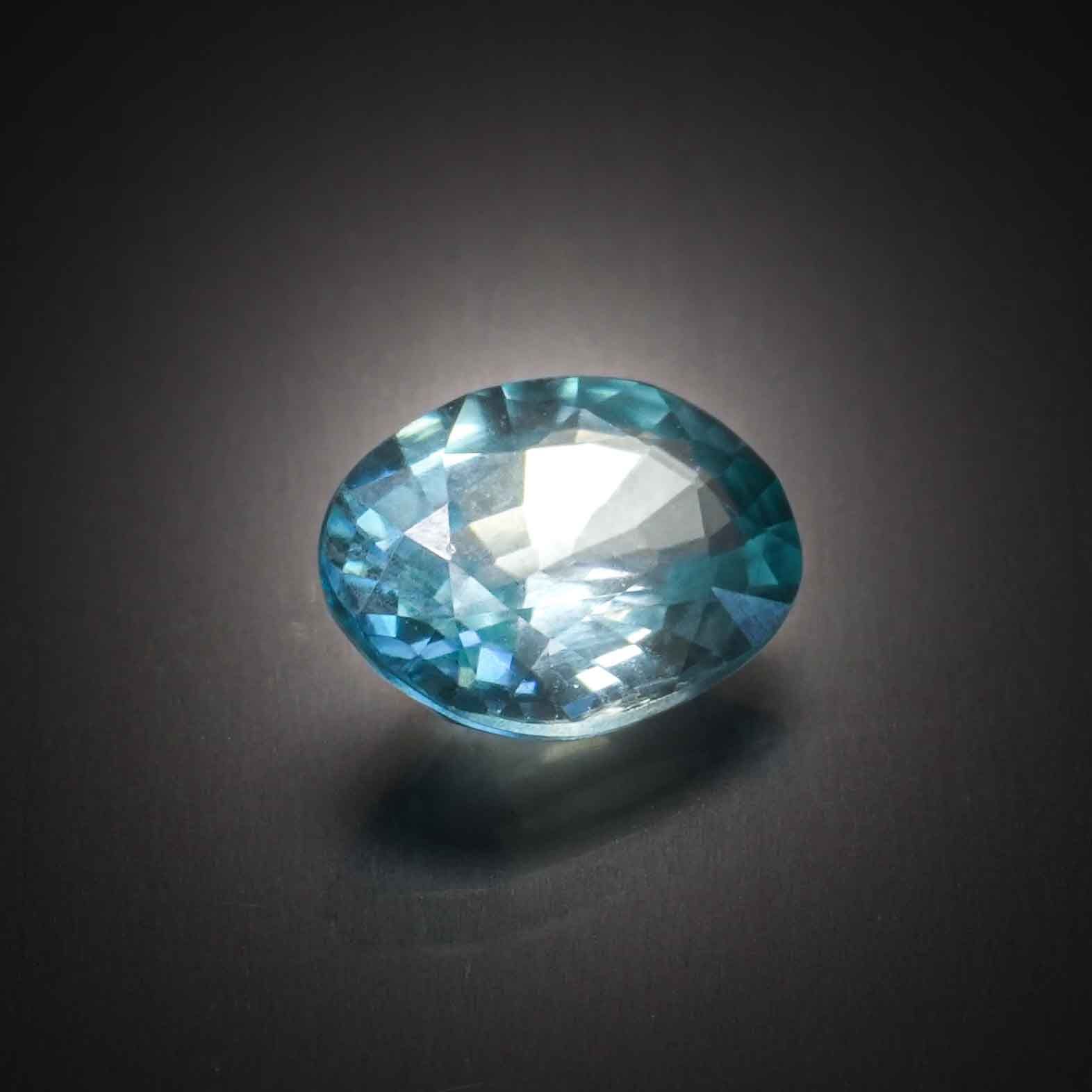 Apatite jaune/verte ovale facettée sur papier. - Lazuli
