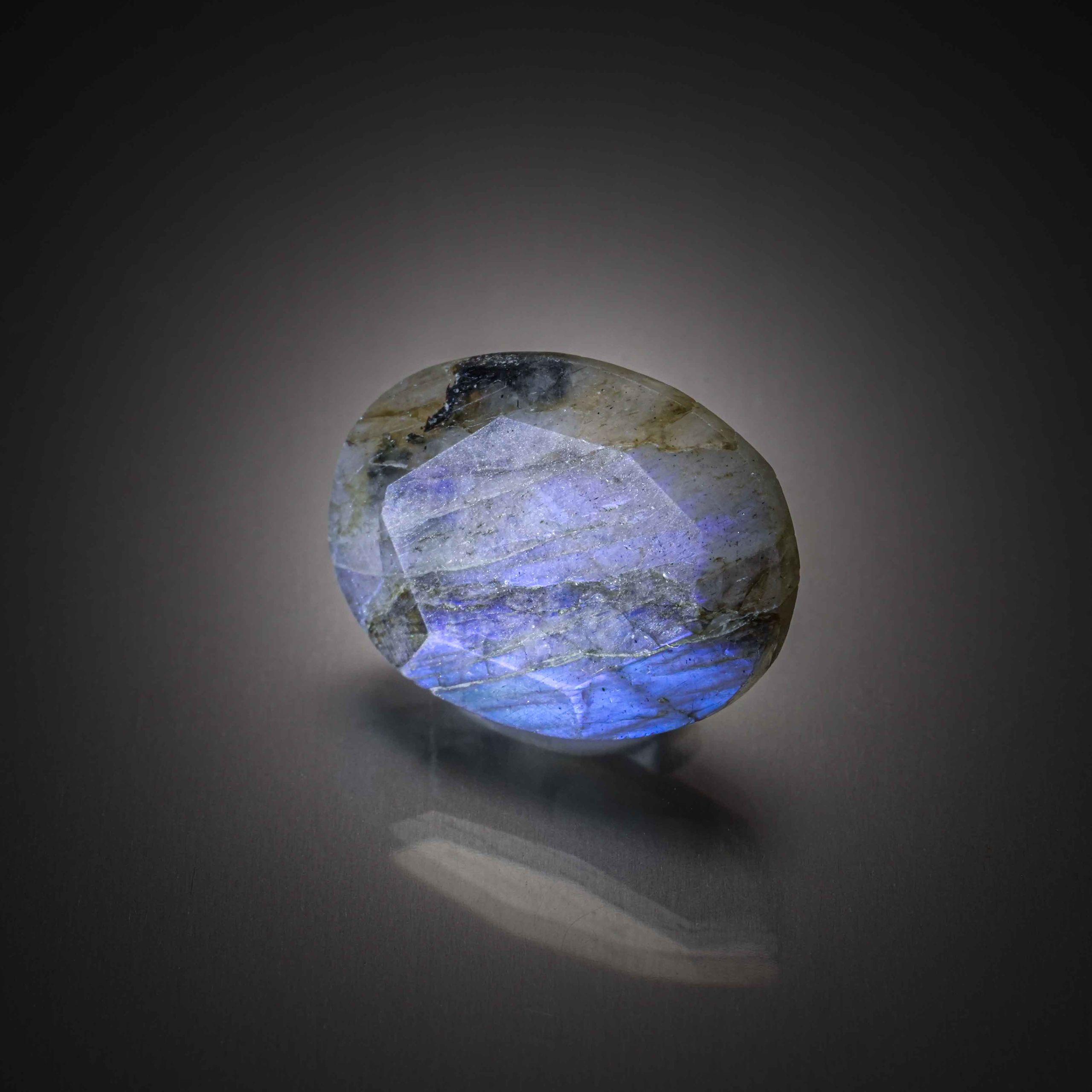 Prehnite coussin cabochon sur papier. - Lazuli