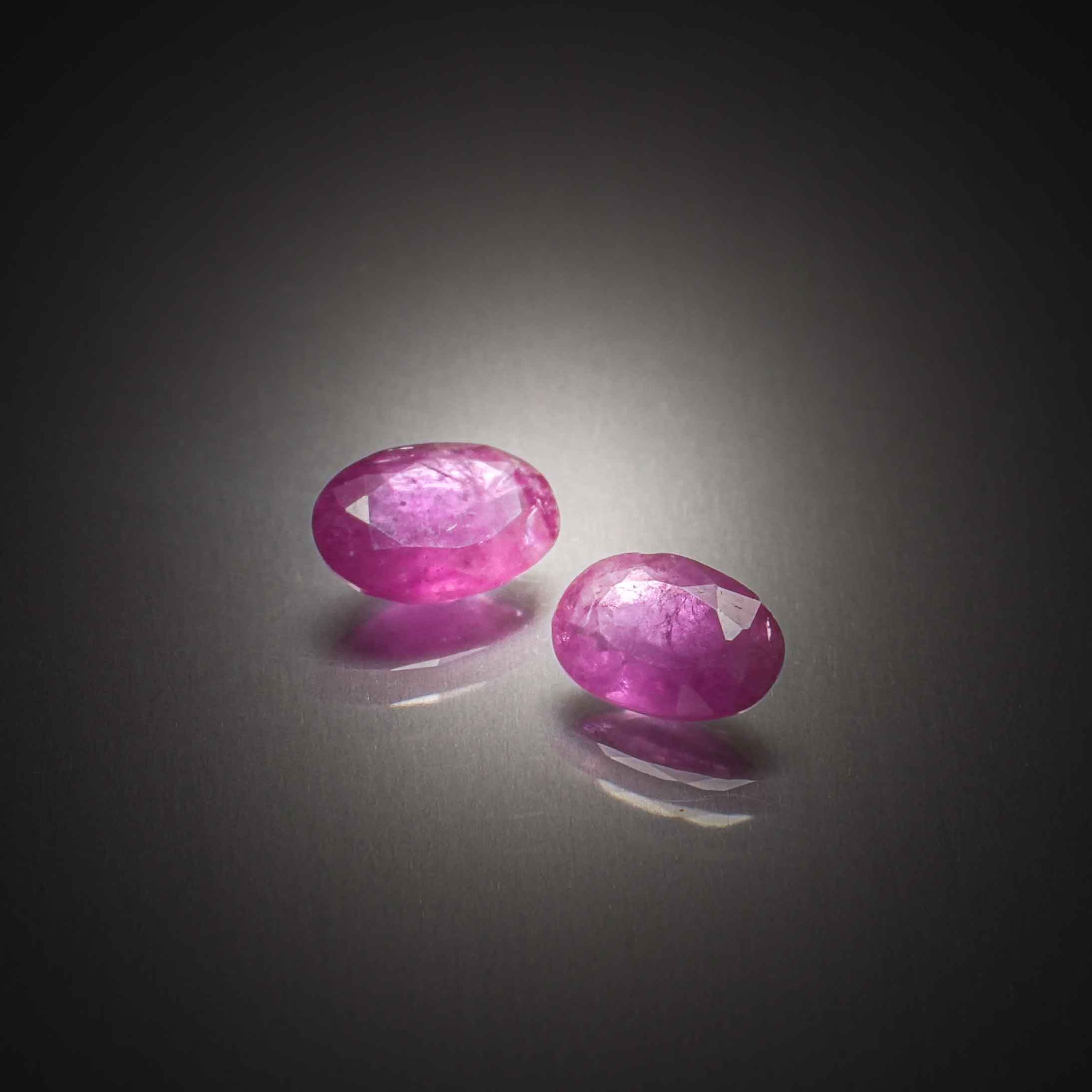 Tourmaline rose brute sur papier. - Lazuli
