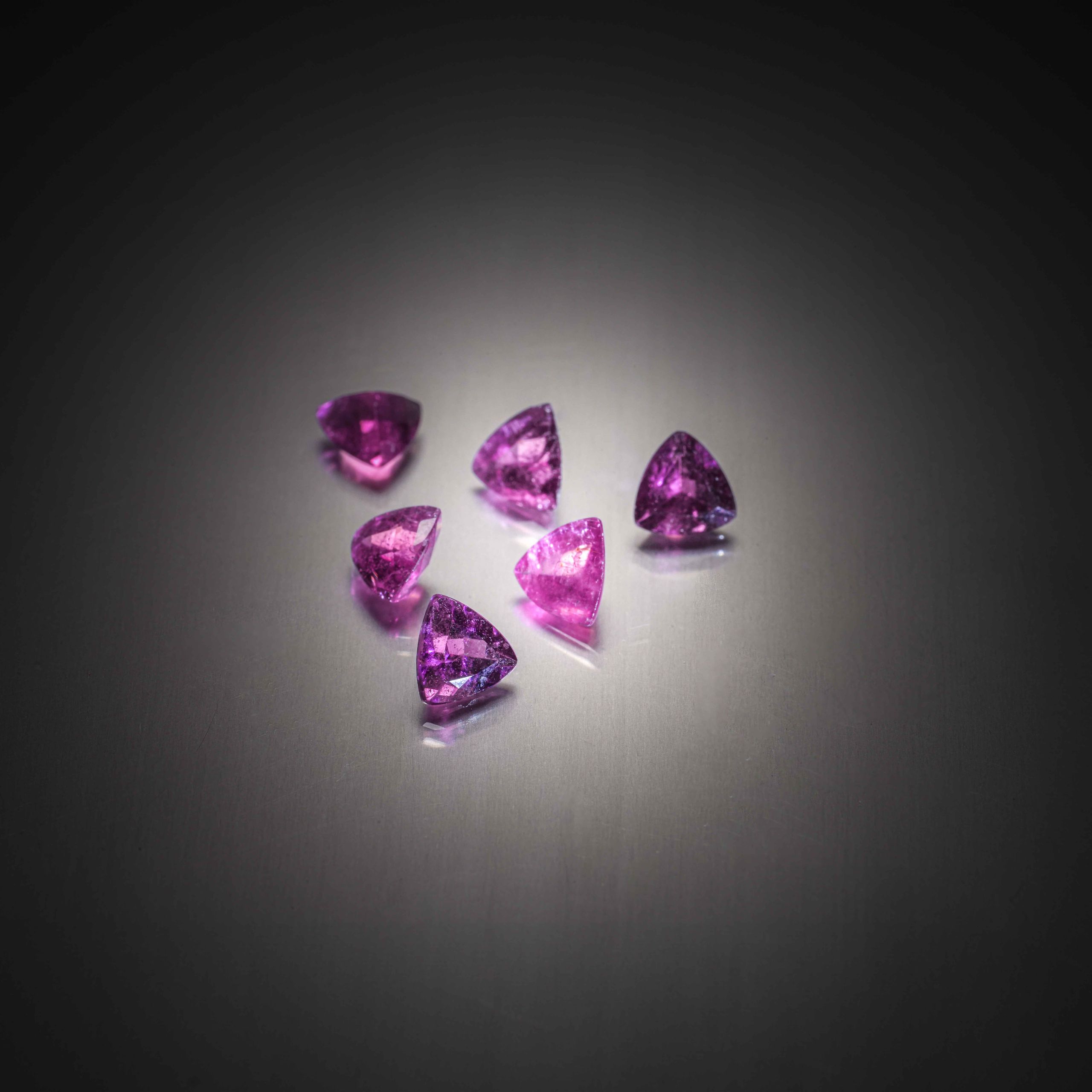 Lot de six rubelites trillions sur papier. - Lazuli