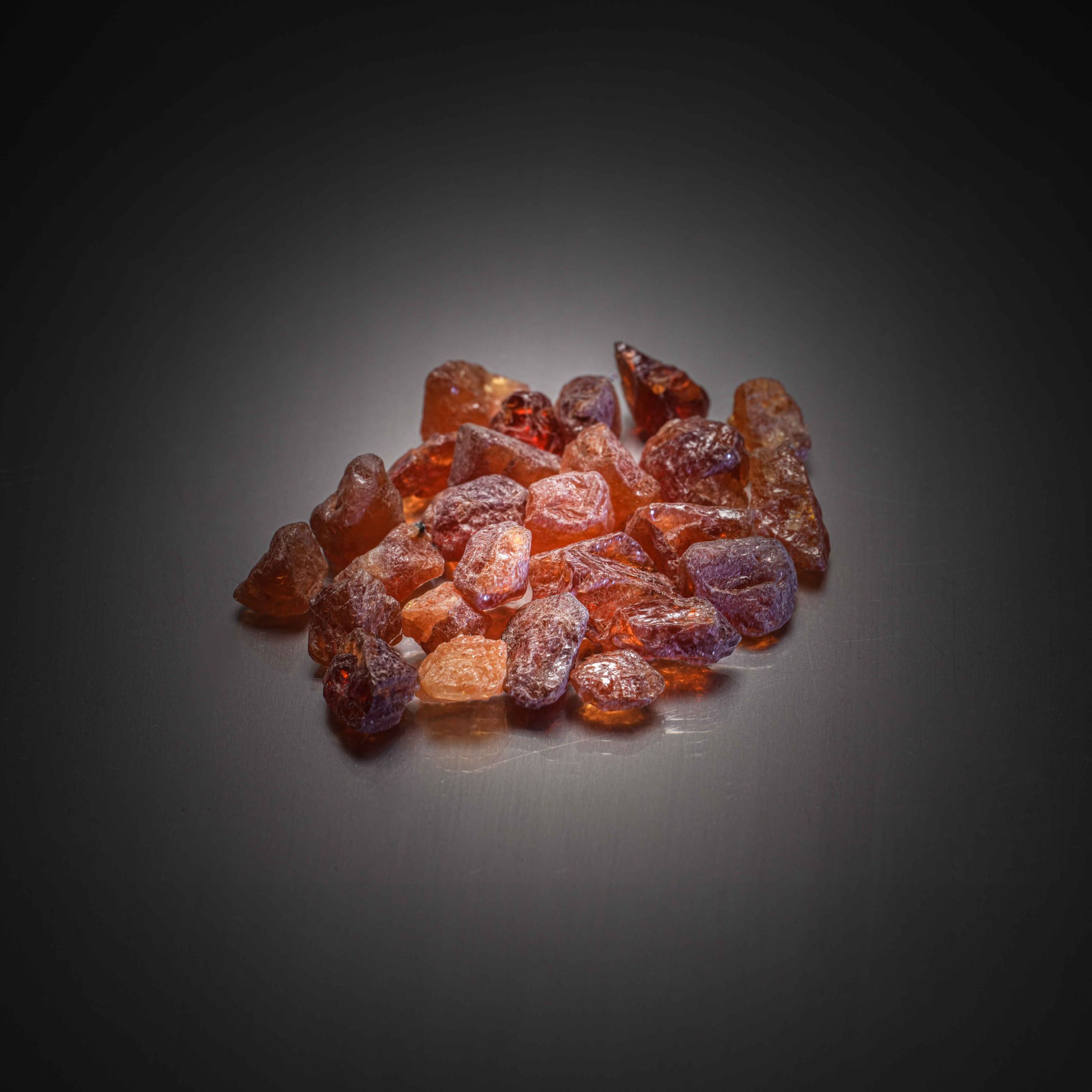 Morganite poire cabochon sur papier. - Lazuli