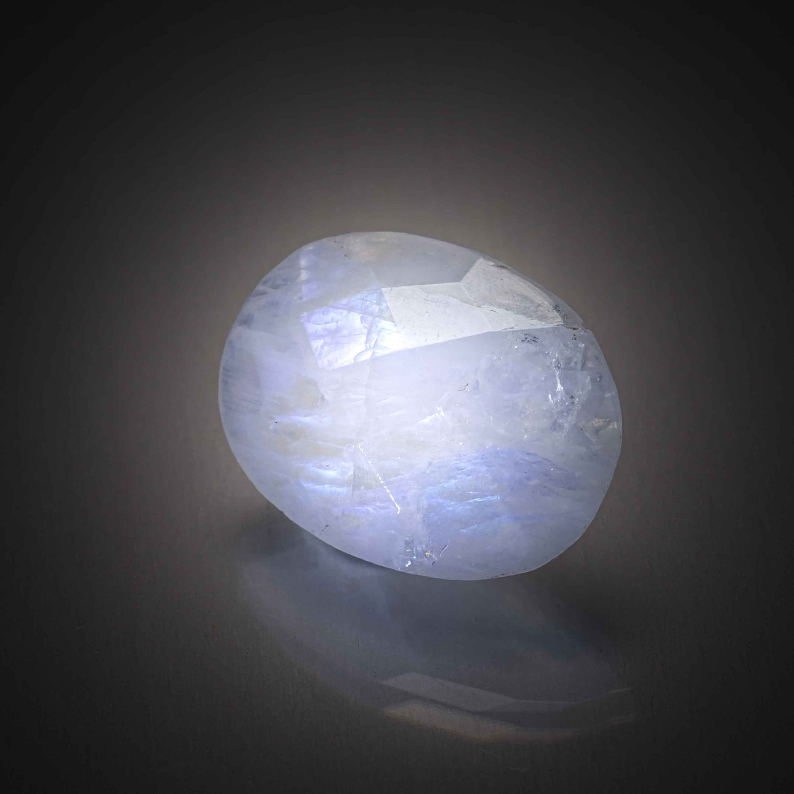 Morganite poire cabochon sur papier. - Lazuli