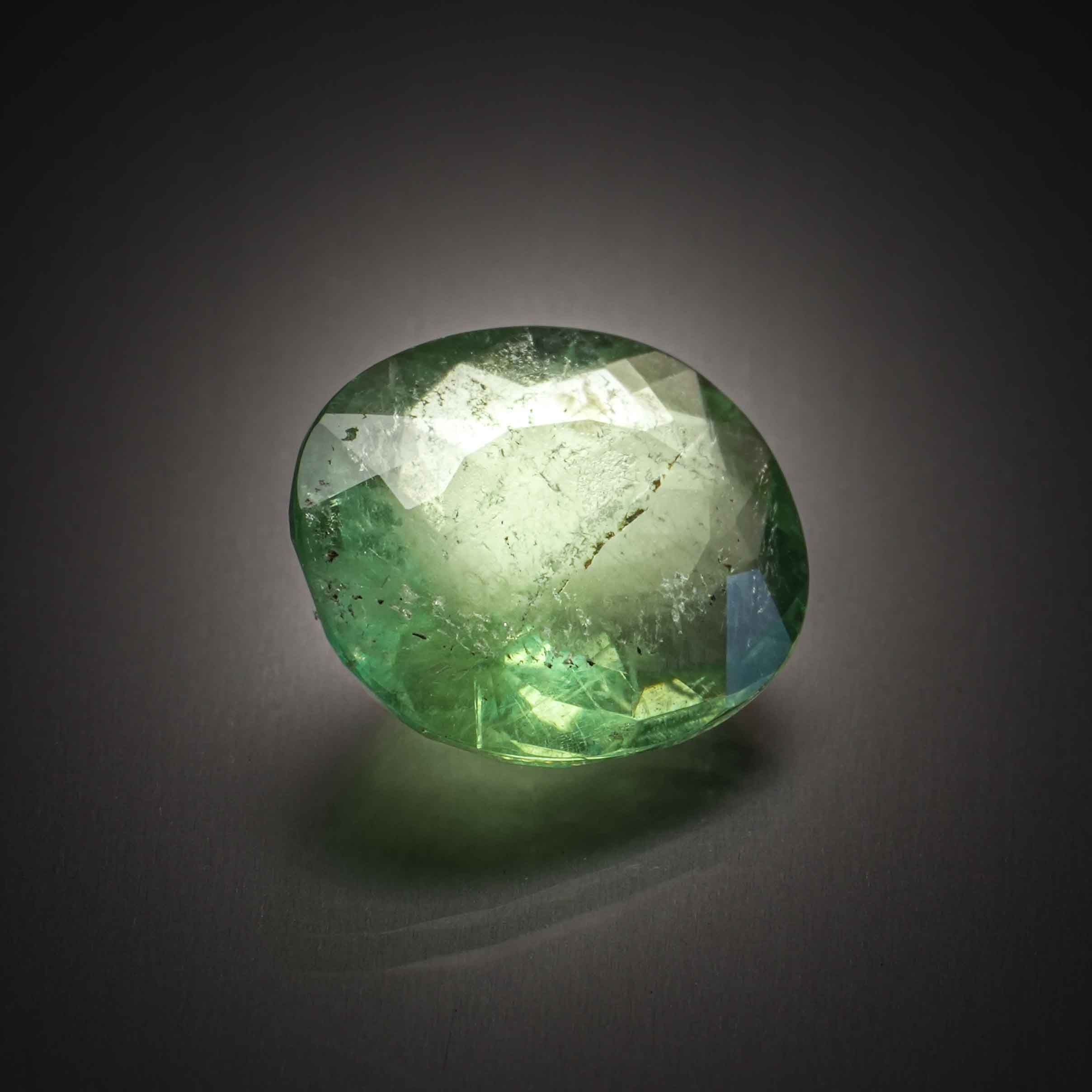 Fluorite verte ovale sur papier. - Lazuli