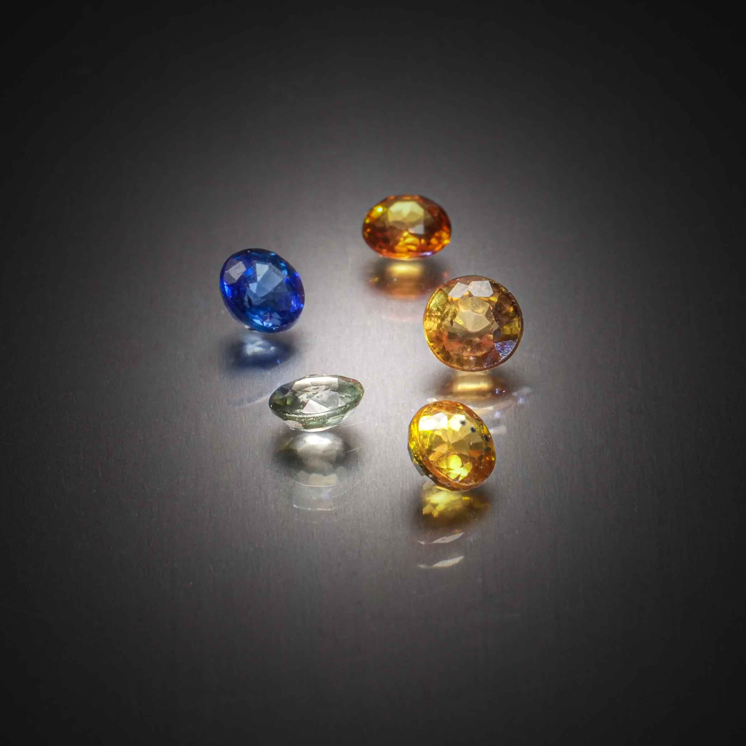 Prehnite poire cabochon sur papier. - Lazuli