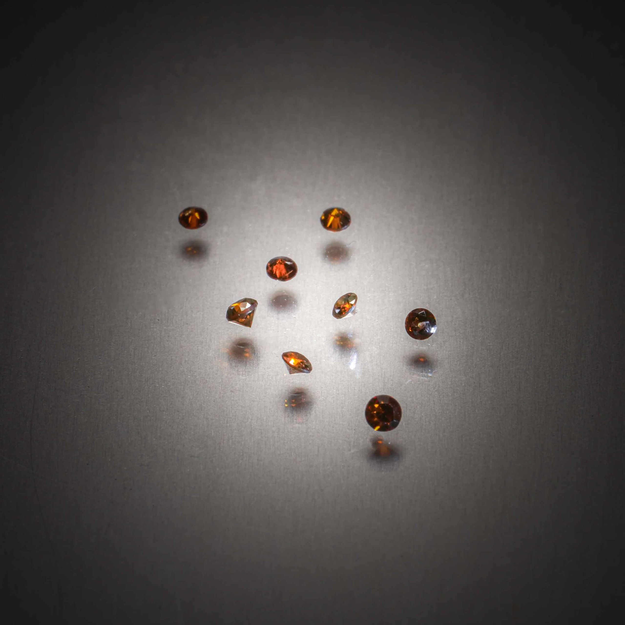 Morganite poire cabochon sur papier. - Lazuli
