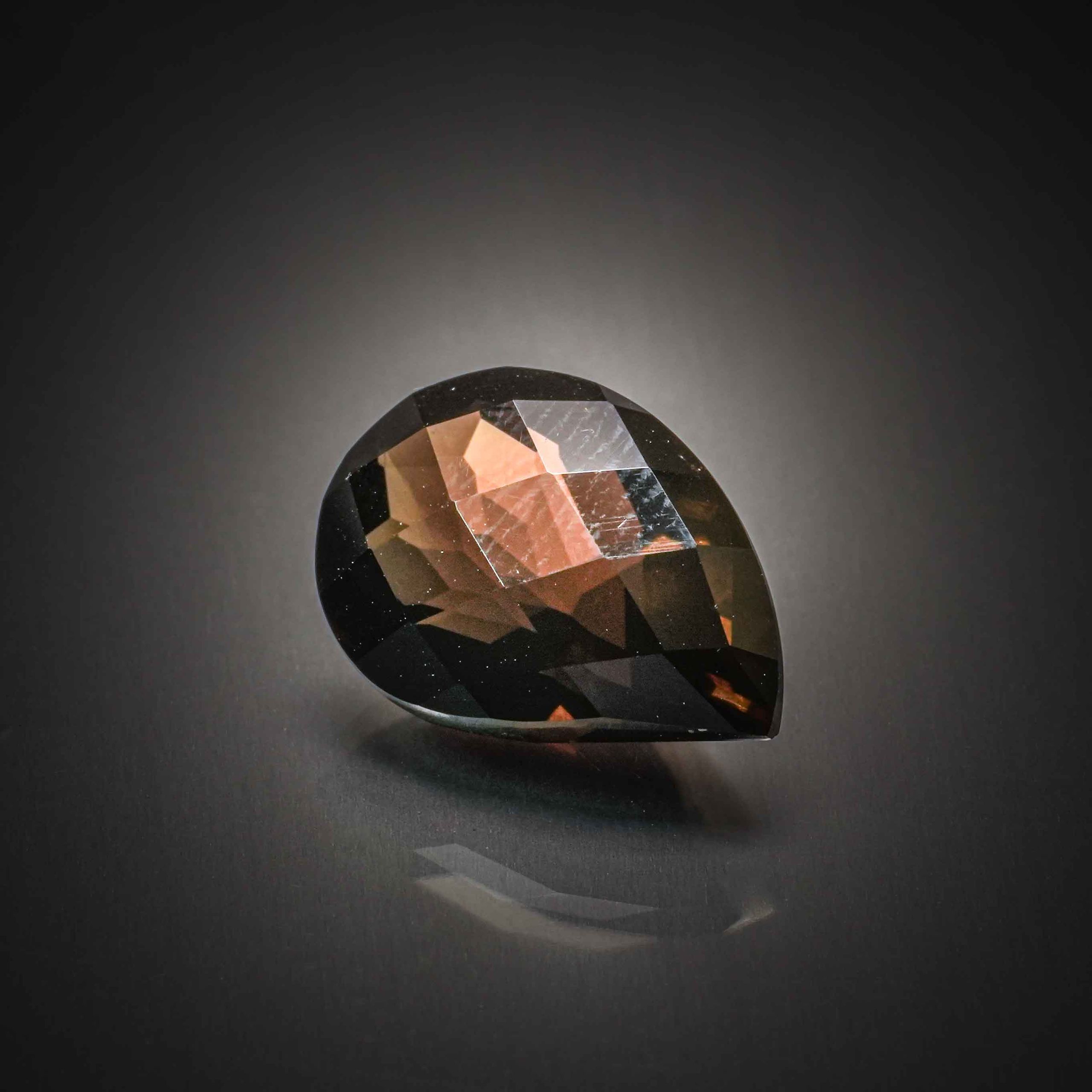 Grenat orange spessartite ovale cabochon sur papier. - Lazuli