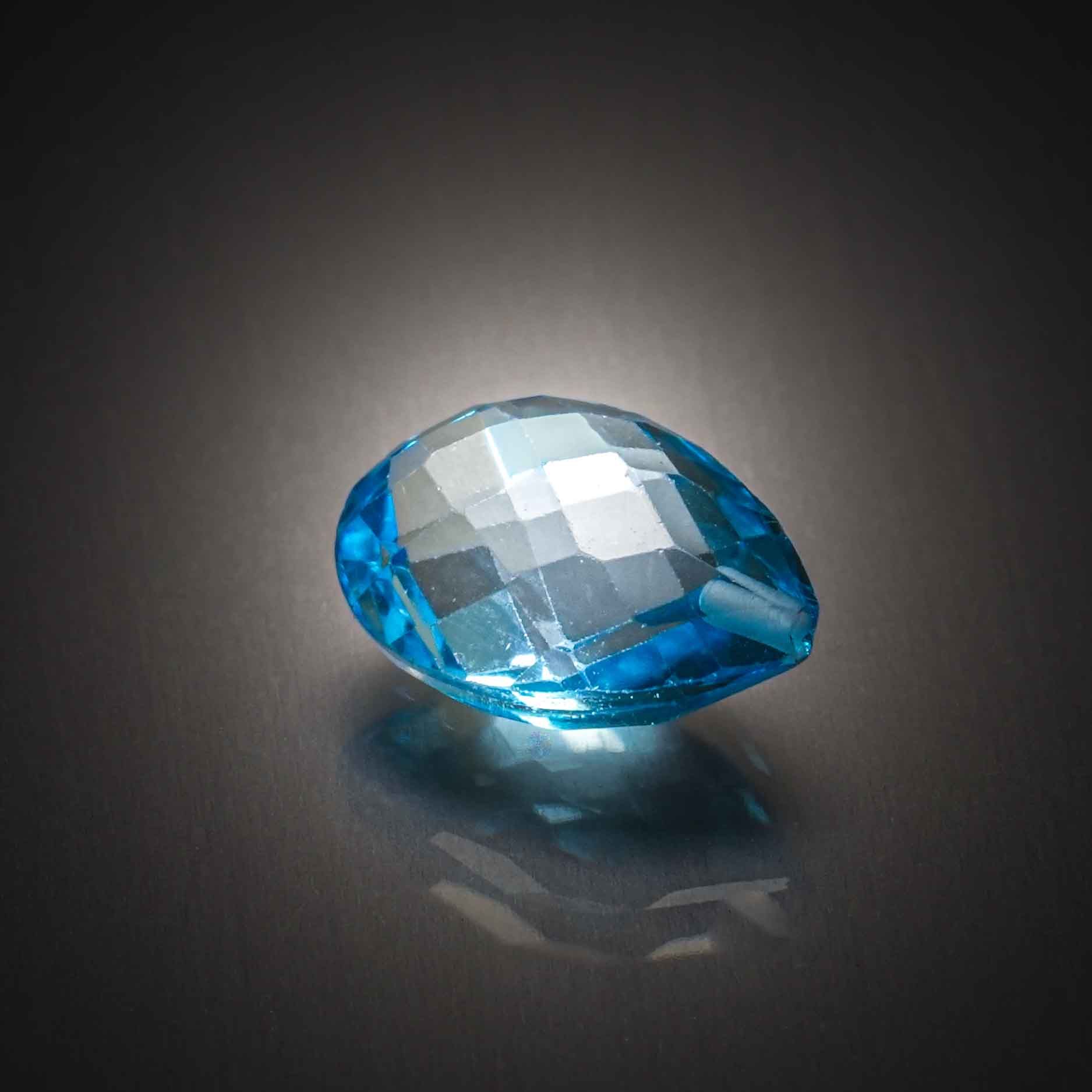 Quartz goutte cabochon sur papier. - Lazuli
