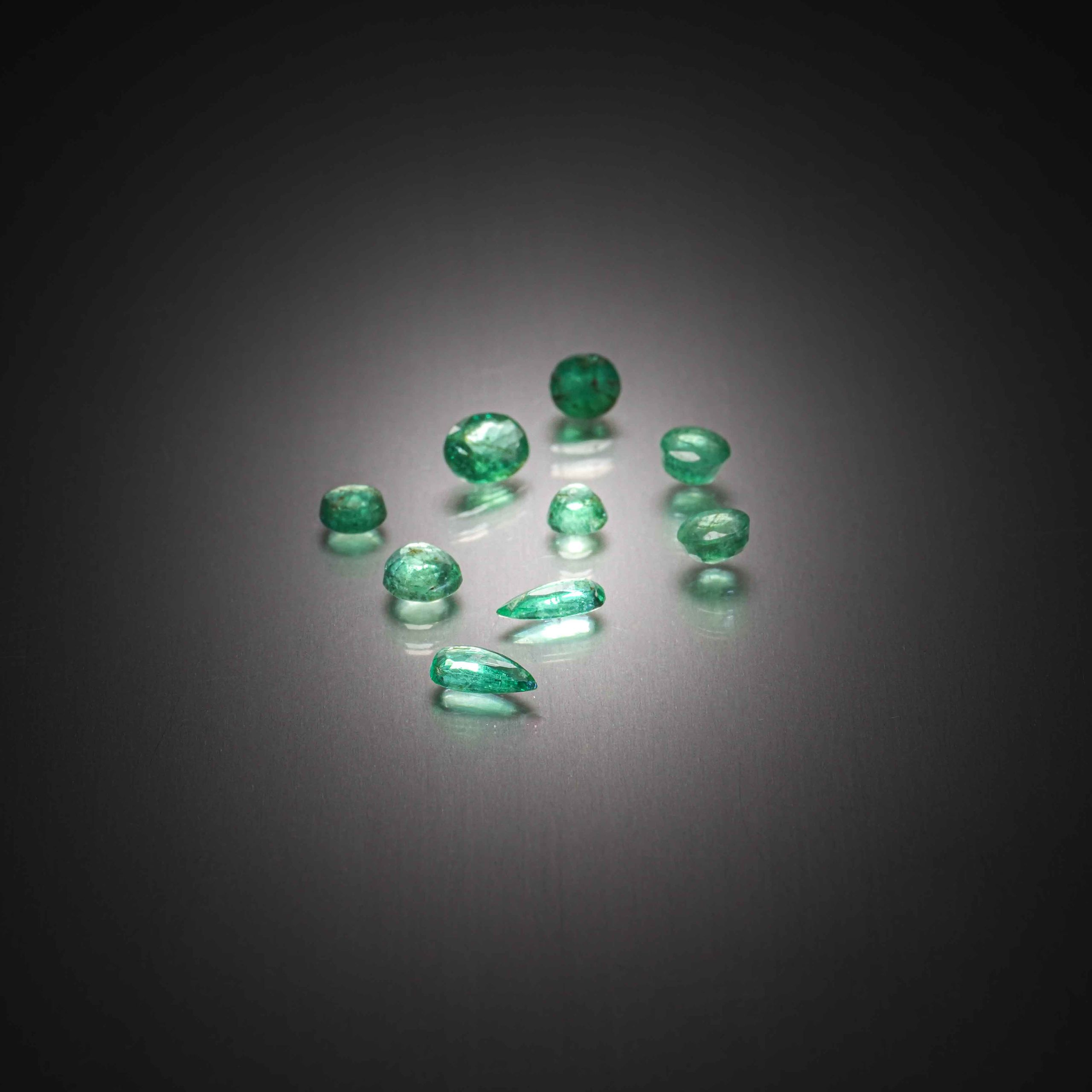 Tourmaline verte brute sur papier. - Lazuli