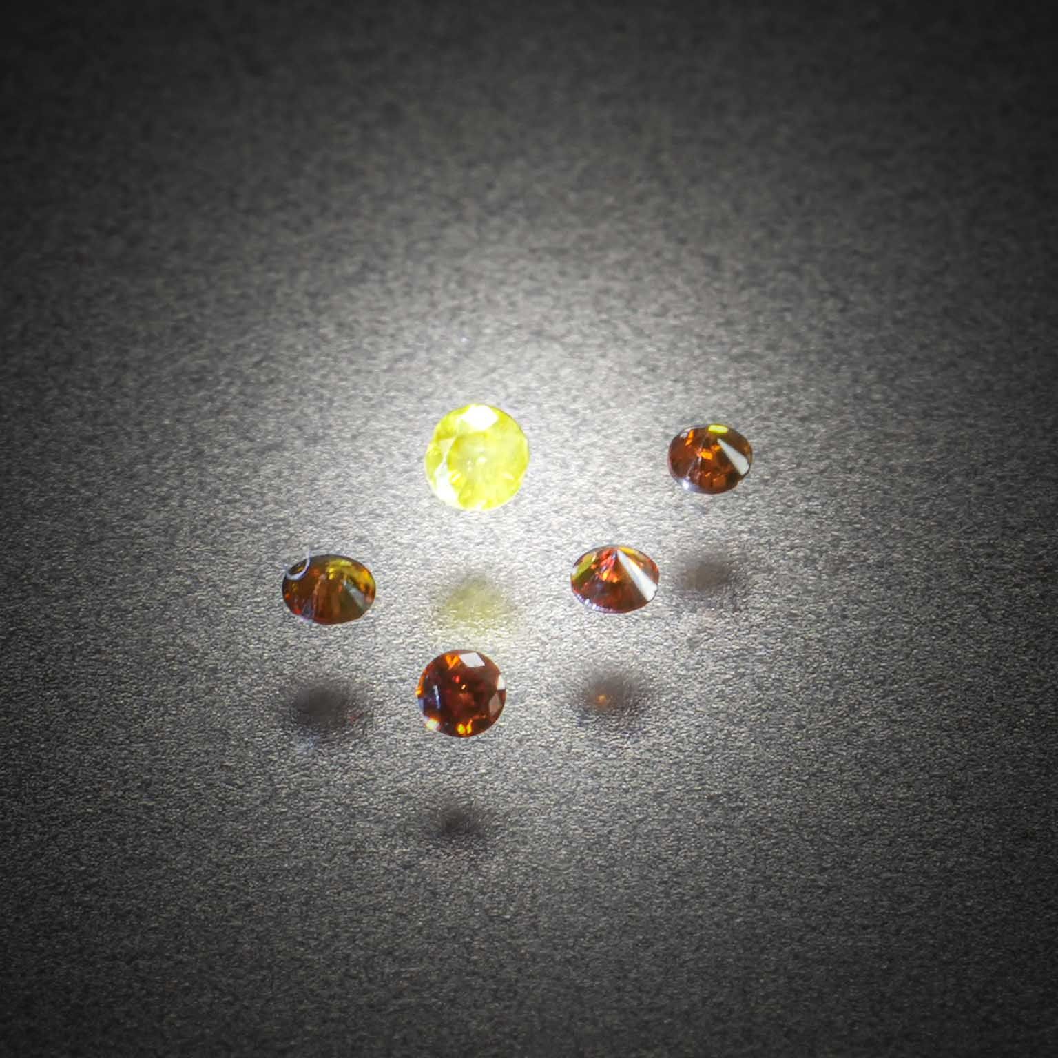 Tourmaline verte ronde sur papier. - Lazuli