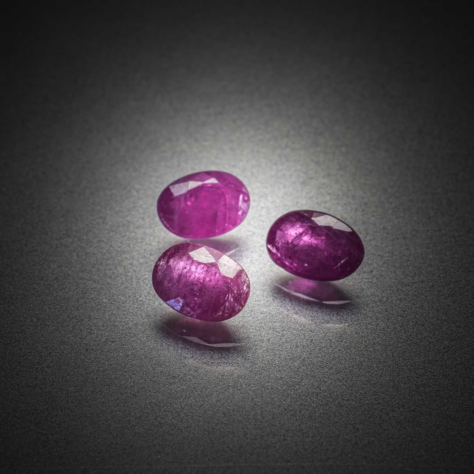 Lot de trois pierres de lune sur papier. - Lazuli