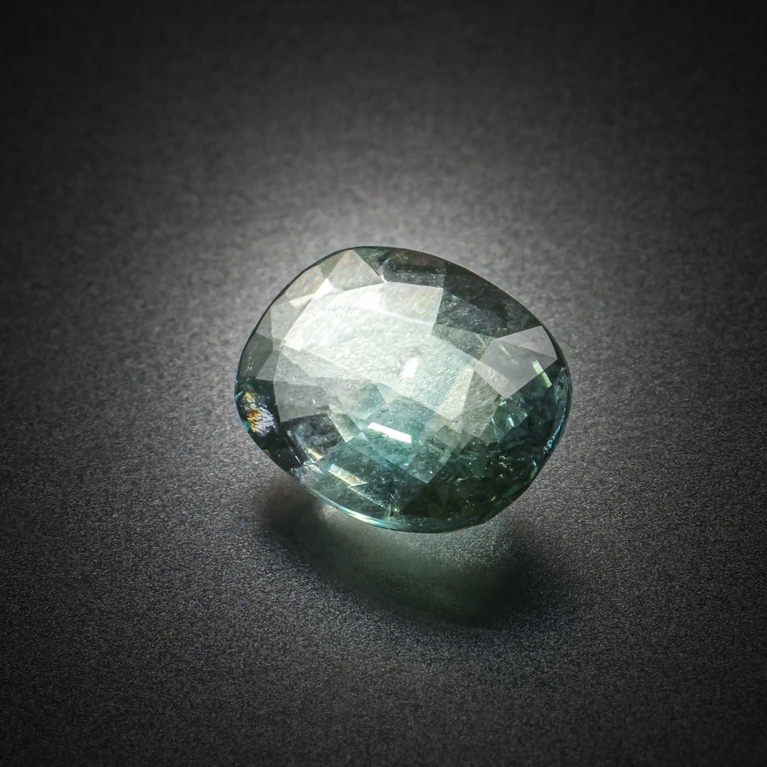 Lot de cinq quartz fumés et une citrine ovale sur papier. - Lazuli