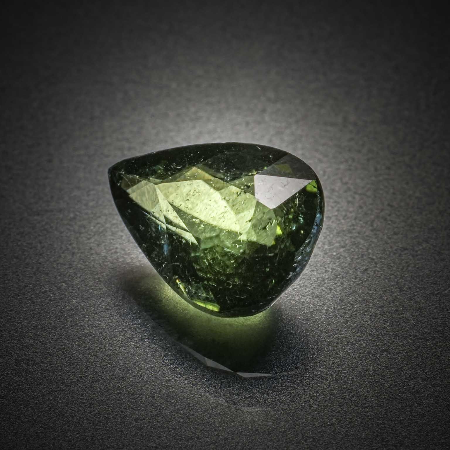 Cristal de roche ovale sur papier. - Lazuli