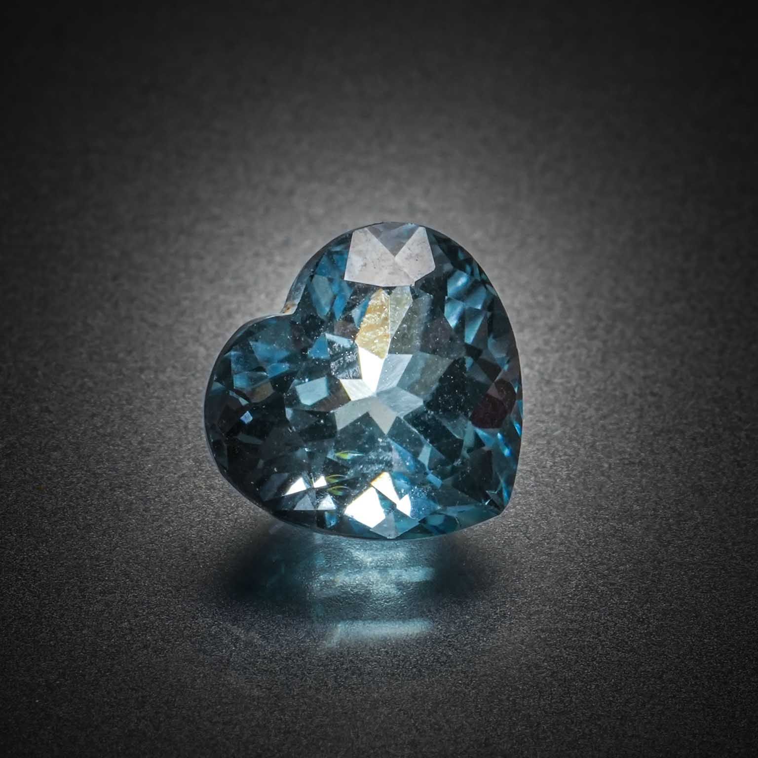 Grenat orange hessonite rond sur papier. - Lazuli