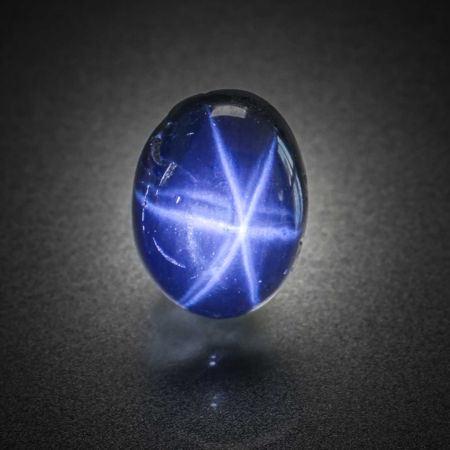 Topaze blanche ronde sur papier. - Lazuli