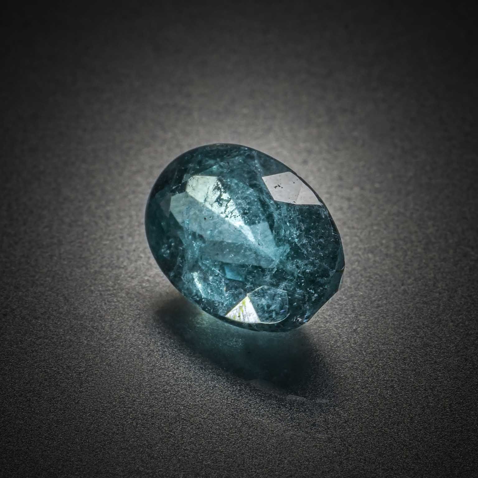 Tourmaline verte ronde sur papier. - Lazuli