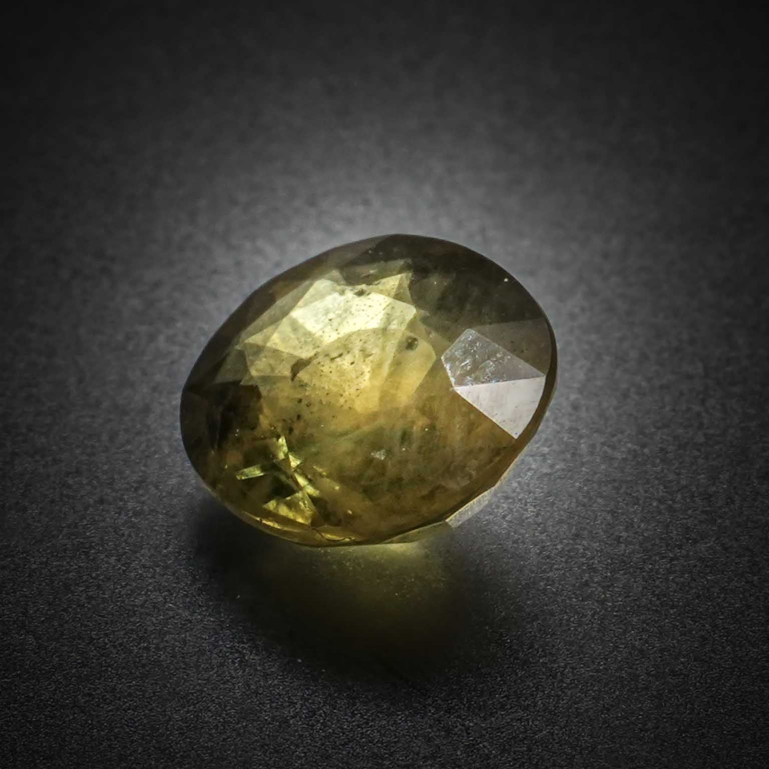 Péridot ovale sur papier. - Lazuli
