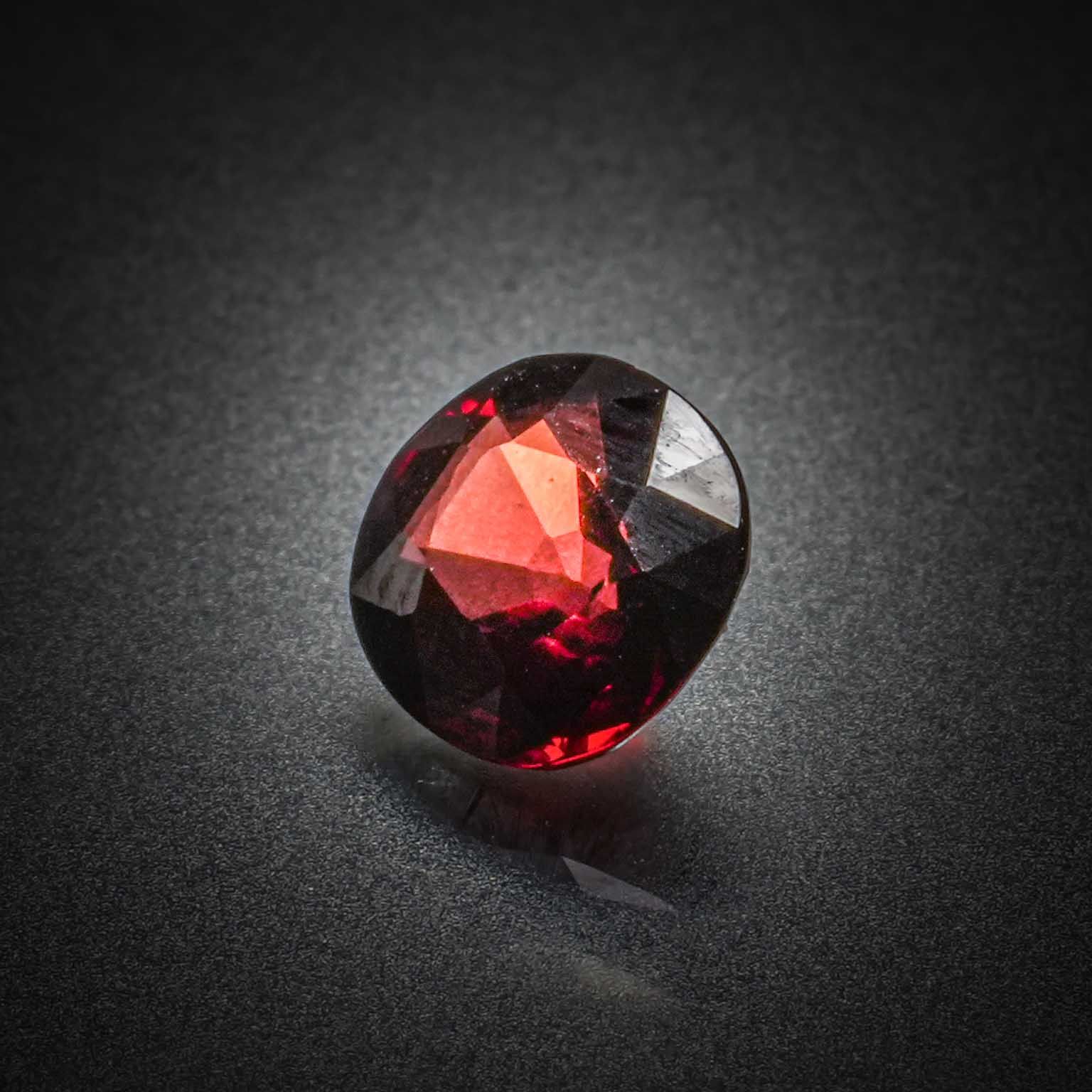 Tourmaline verte ronde sur papier. - Lazuli
