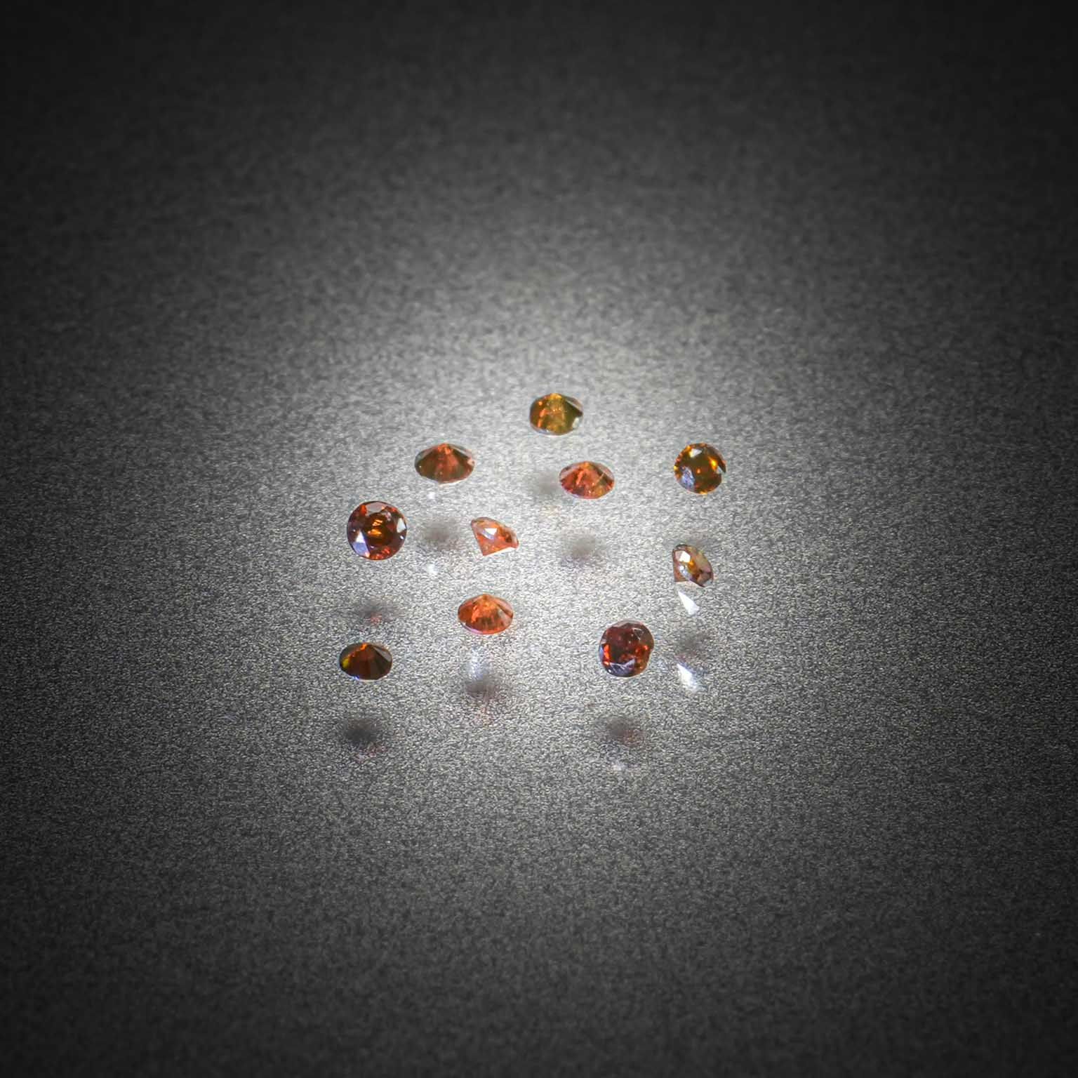 Appairage de rubis ovales sur papier. - Lazuli