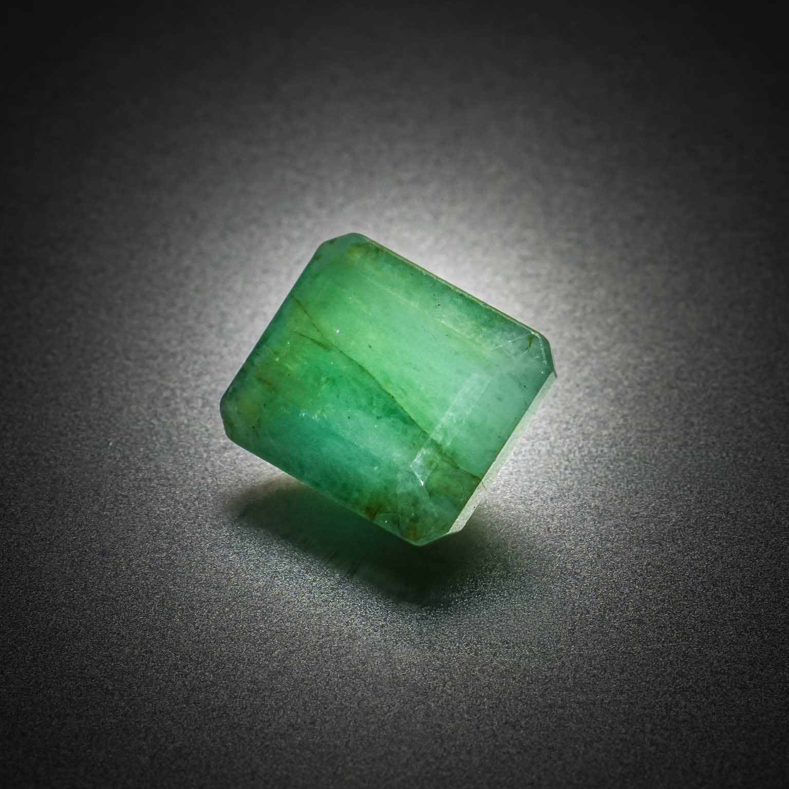 Emeraude rectangulaire à pans coupés sur papier. - Lazuli