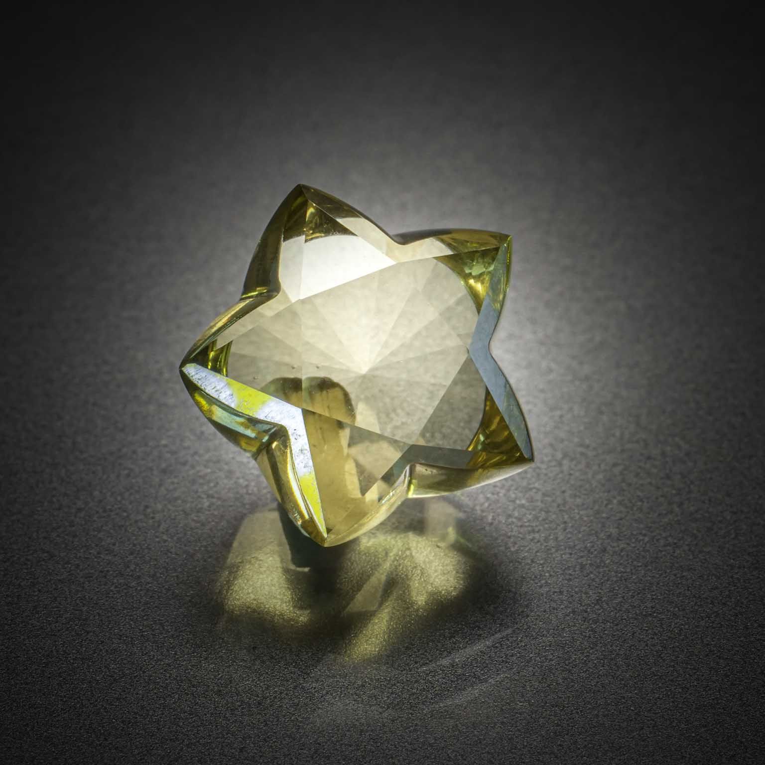 Lot de quatre diamants caramels et un diamant jaune ronds sur papier. - Lazuli