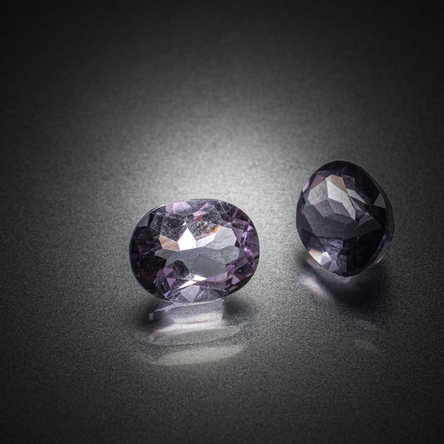 Grenat rose/violet rhodolite poire sur papier. - Lazuli