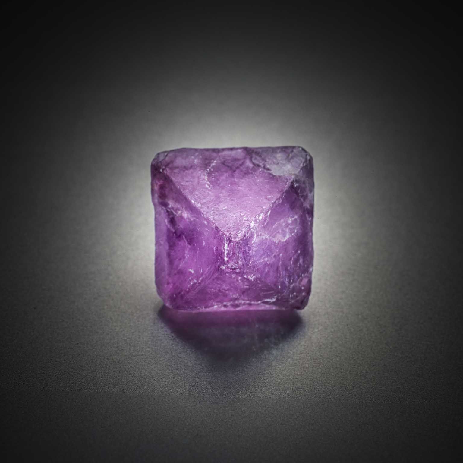 Péridot ovale sur papier. - Lazuli