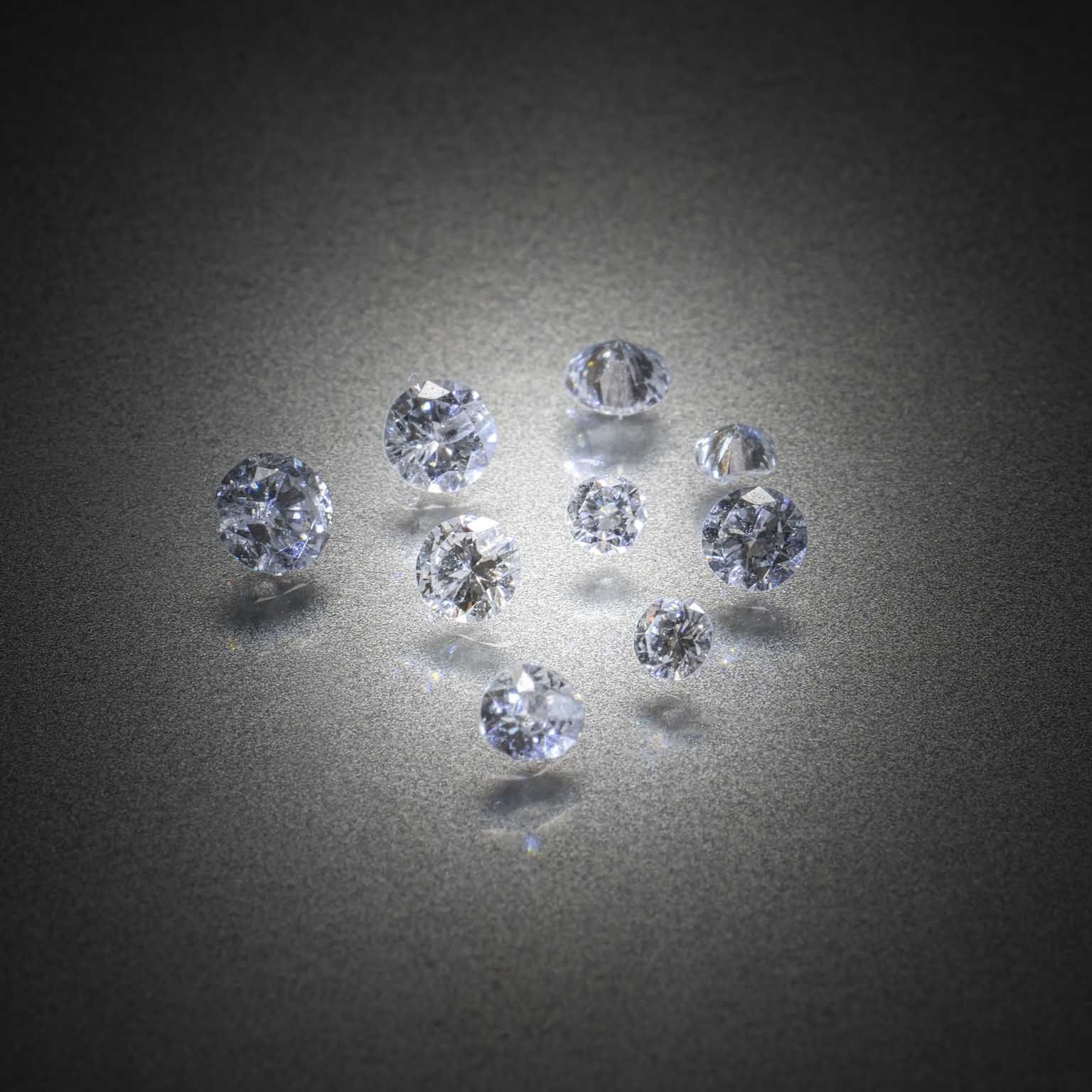 Lot de neufs diamants sur papier. - Lazuli