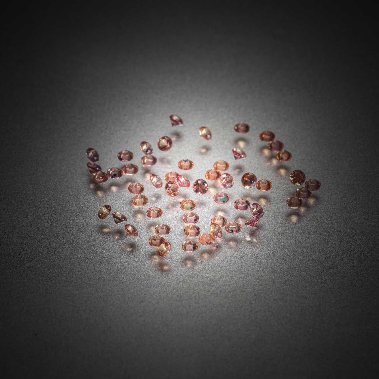 Lot de trois péridots sur papier. - Lazuli