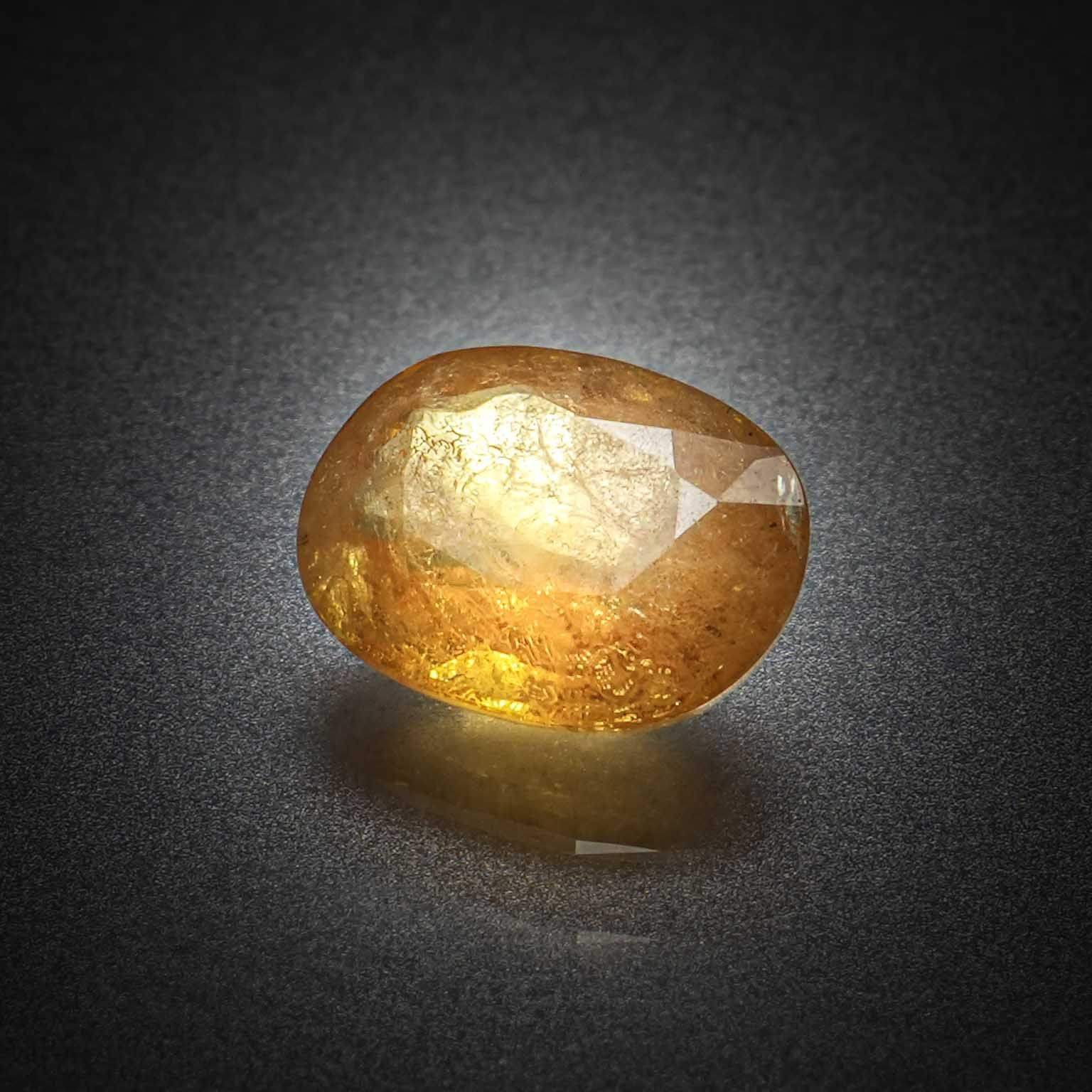 Citrine rectangulaire à pans coupés sur papier. - Lazuli