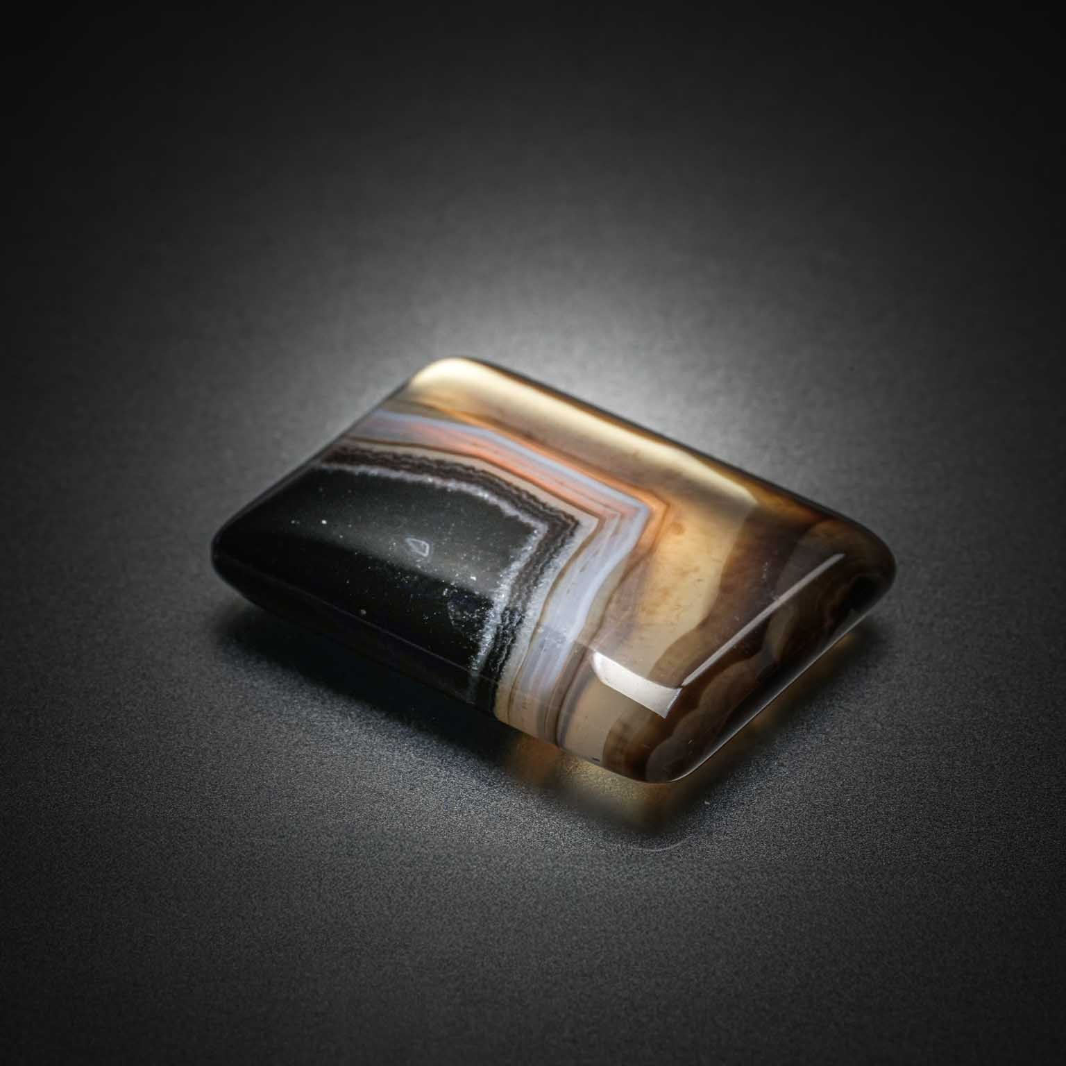 Agate multicolore rectangulaire cabochon sur papier. - Lazuli